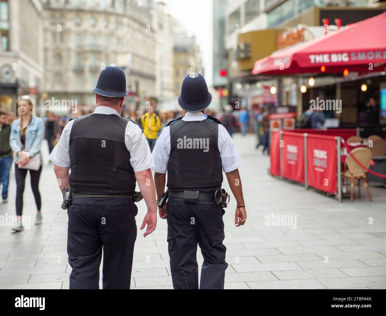 Due agenti di polizia metropolitana di pattuglia per le strade del West End, Londra, Regno Unito Foto Stock