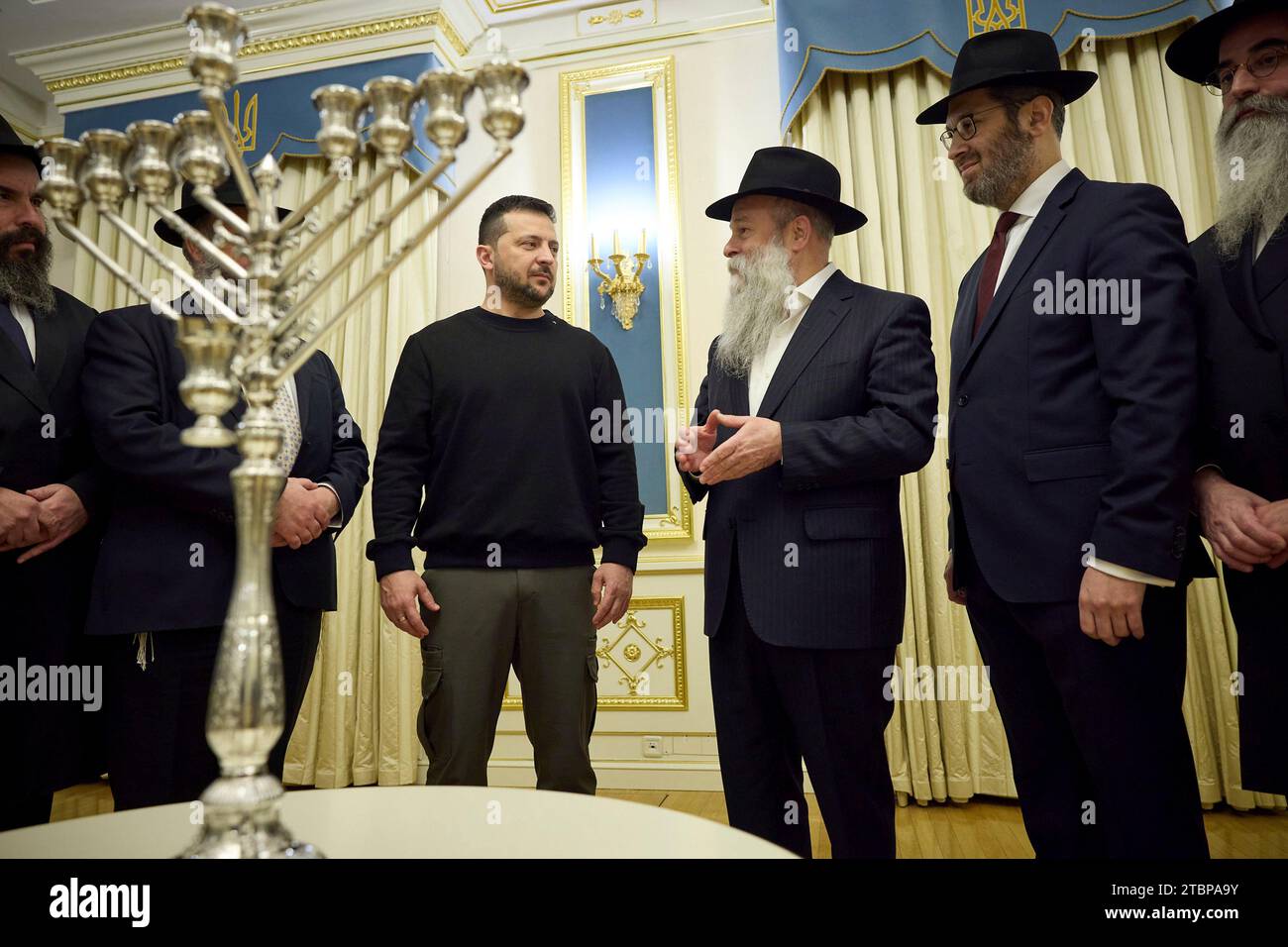 Kiev, Ucraina. 7 dicembre 2023. Il presidente ucraino Volodymyr Zelenskyy, centro, ospita i leader ebrei per accendere una candela che celebra l'inizio di Hanukkah al Palazzo Mariinsky, il 7 dicembre 2023 a Kiev, Ucraina. Credito: Ucraina Presidenza/Ufficio stampa presidenziale ucraino/Alamy Live News Foto Stock