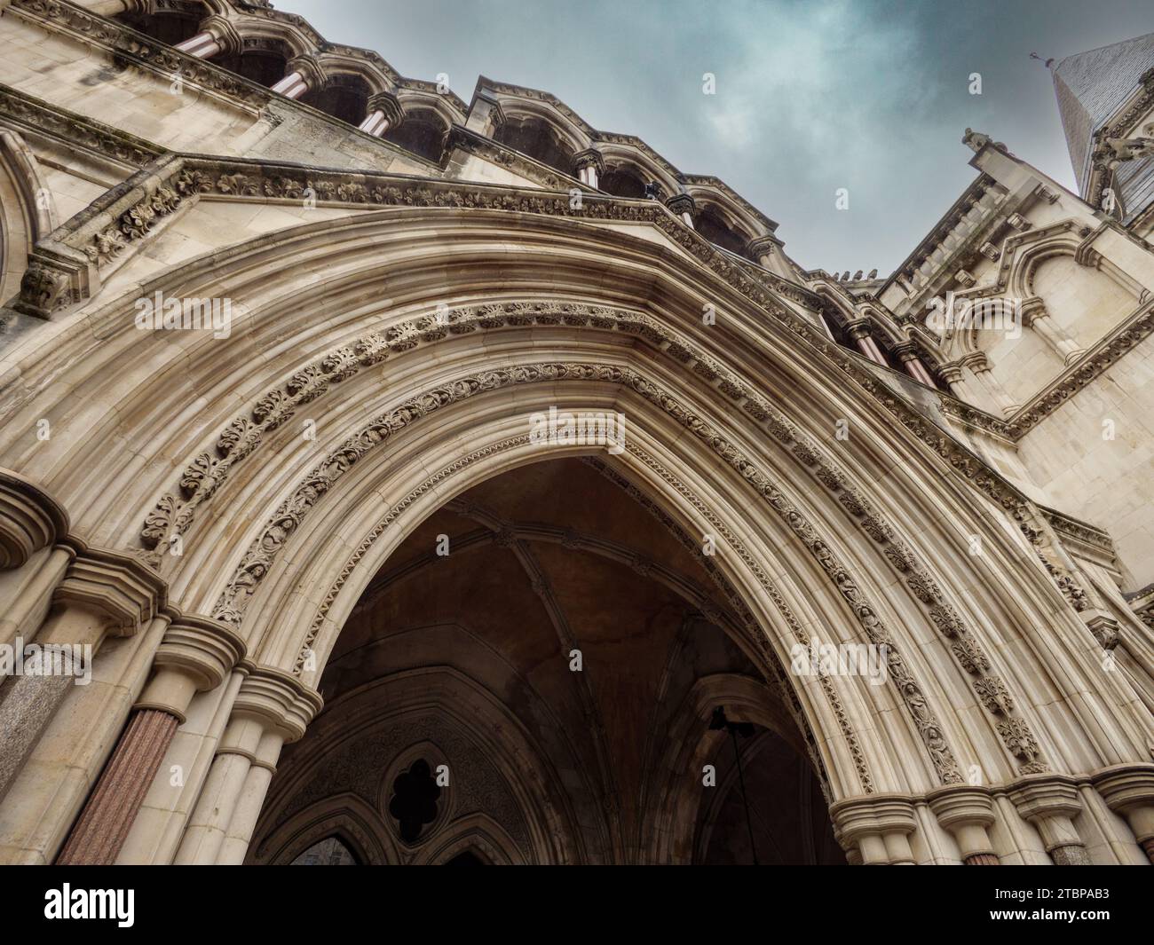 La Royal Courts of Justice o Law Courts che ospita l'High Court, Westminster, Londra, Regno Unito Foto Stock