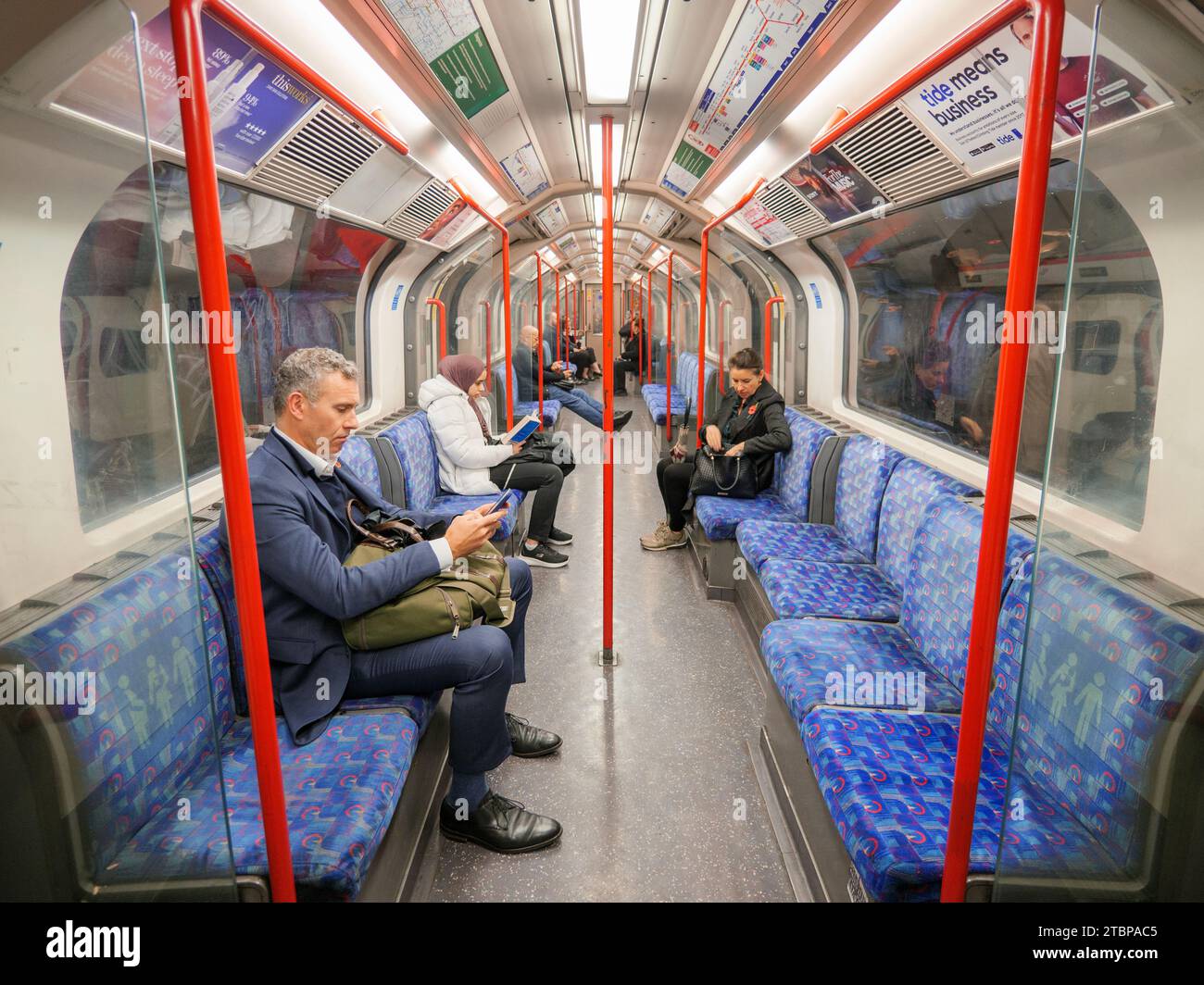 Persone che viaggiano su un treno della metropolitana di Londra, Regno Unito Foto Stock