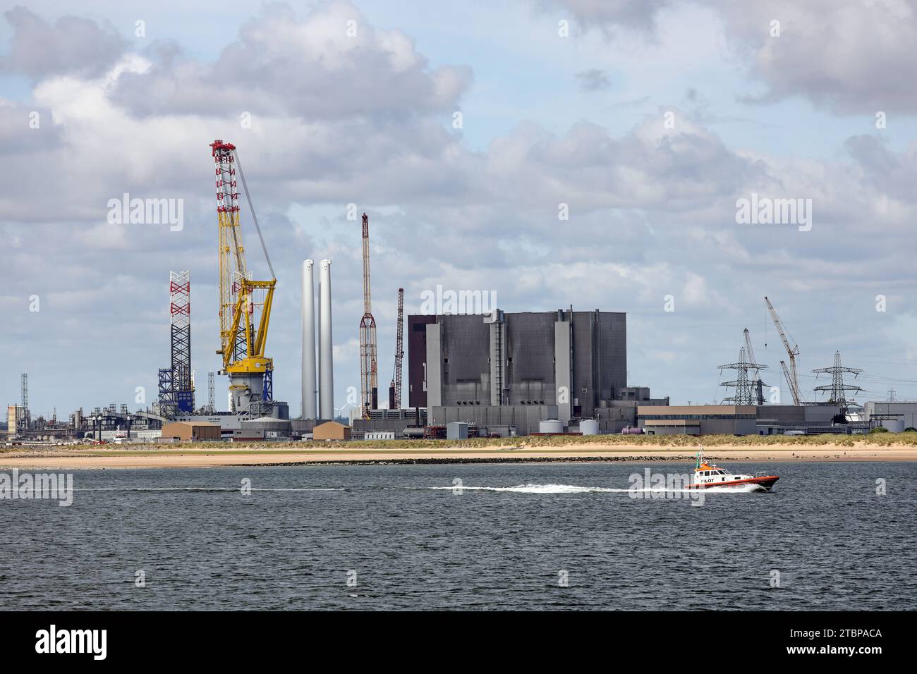 Centrale nucleare di Hartlepool Advanced gas Reactor Nuclear Power Station nanizzata dalla gru della nave d'appoggio offshore, Voltaire, Teesside, Foto Stock
