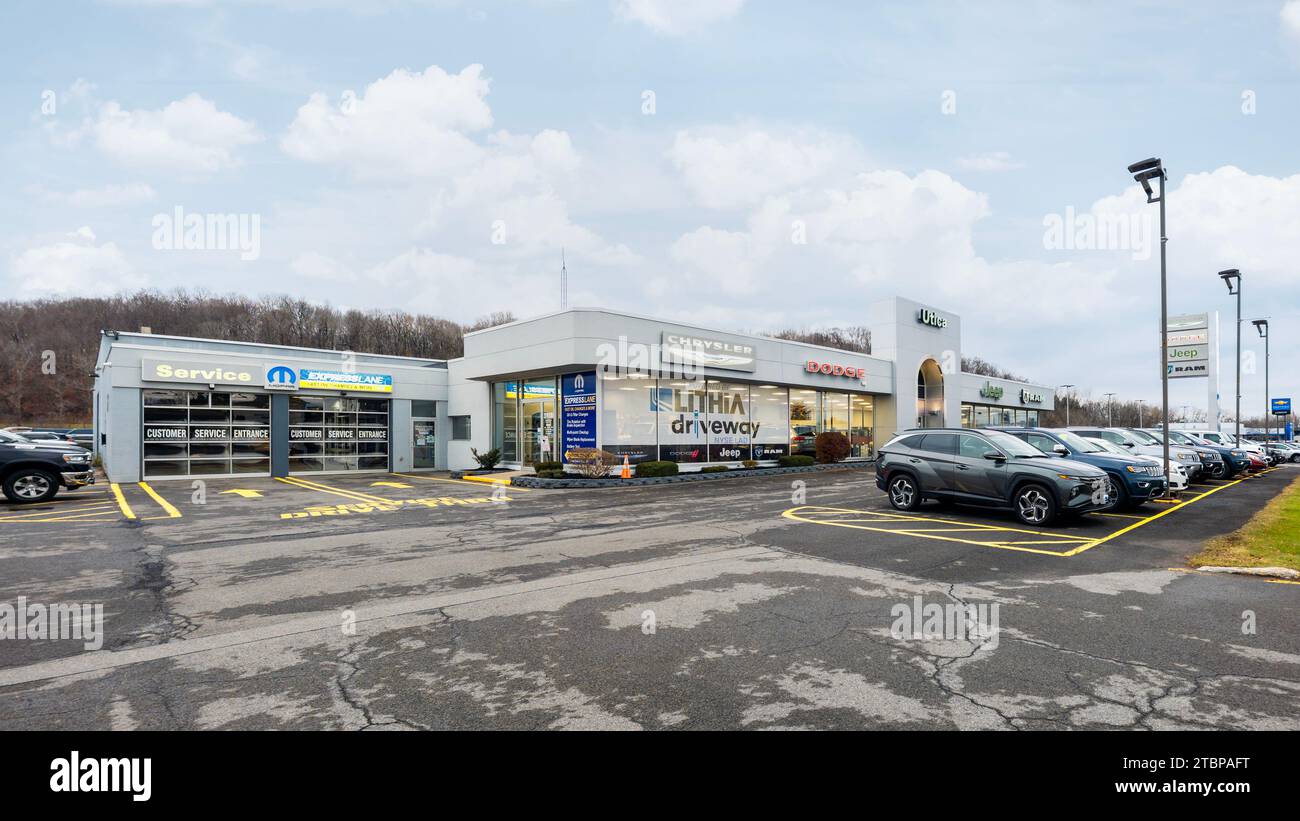 Yorkville, New York - 23 novembre 2023: Chrysler Dodge Jeep RAM di Utica, è una concessionaria a conduzione familiare attiva dal 2022. Foto Stock Yorkville, New York - 23 novembre 2023: Chrysler Dodge Jeep RAM di Utica, è una concessionaria a conduzione familiare attiva dal 2022. Foto Stock