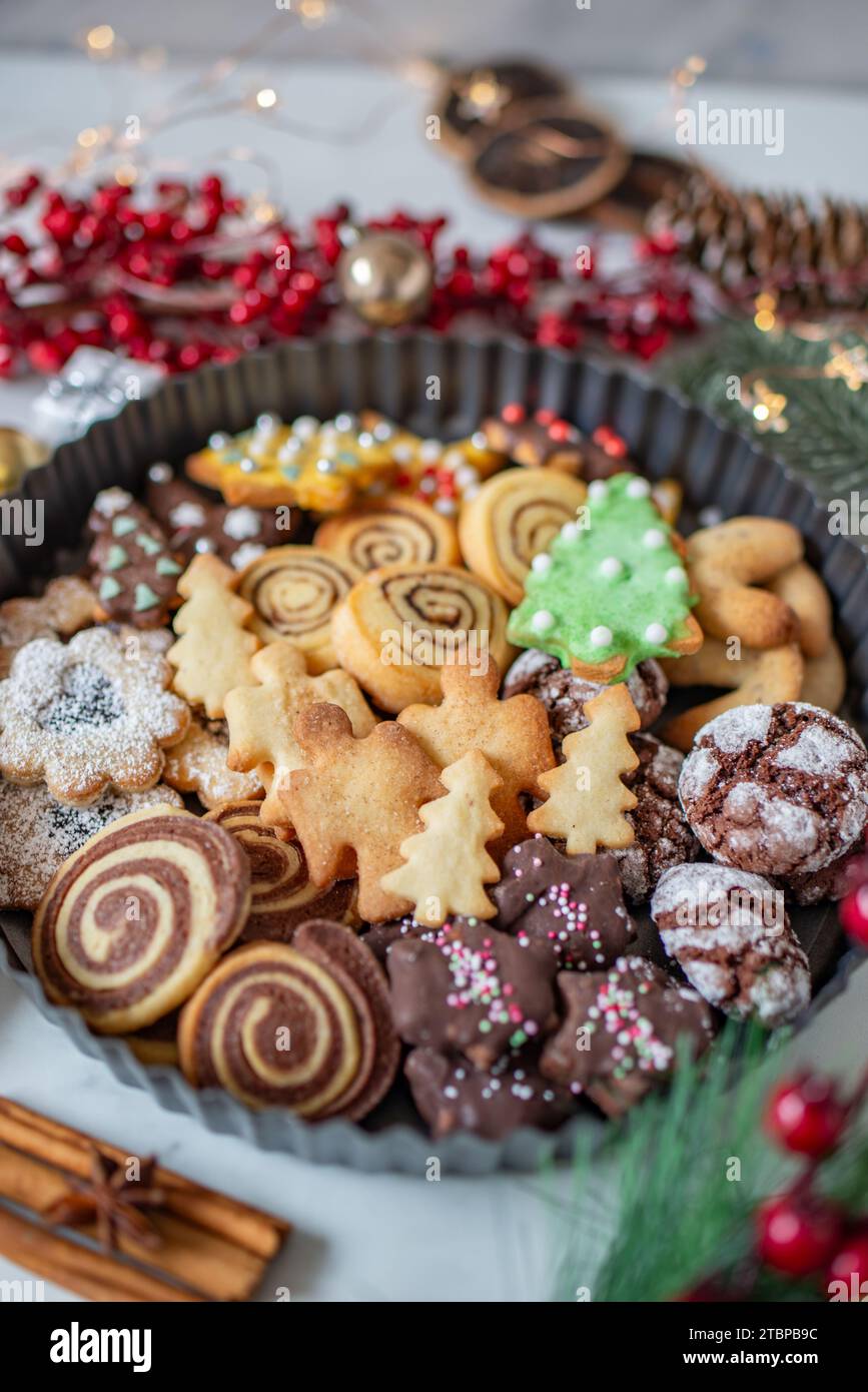 Dolci natalizi per cuocere biscotti al pan di zenzero sul piatto Foto Stock