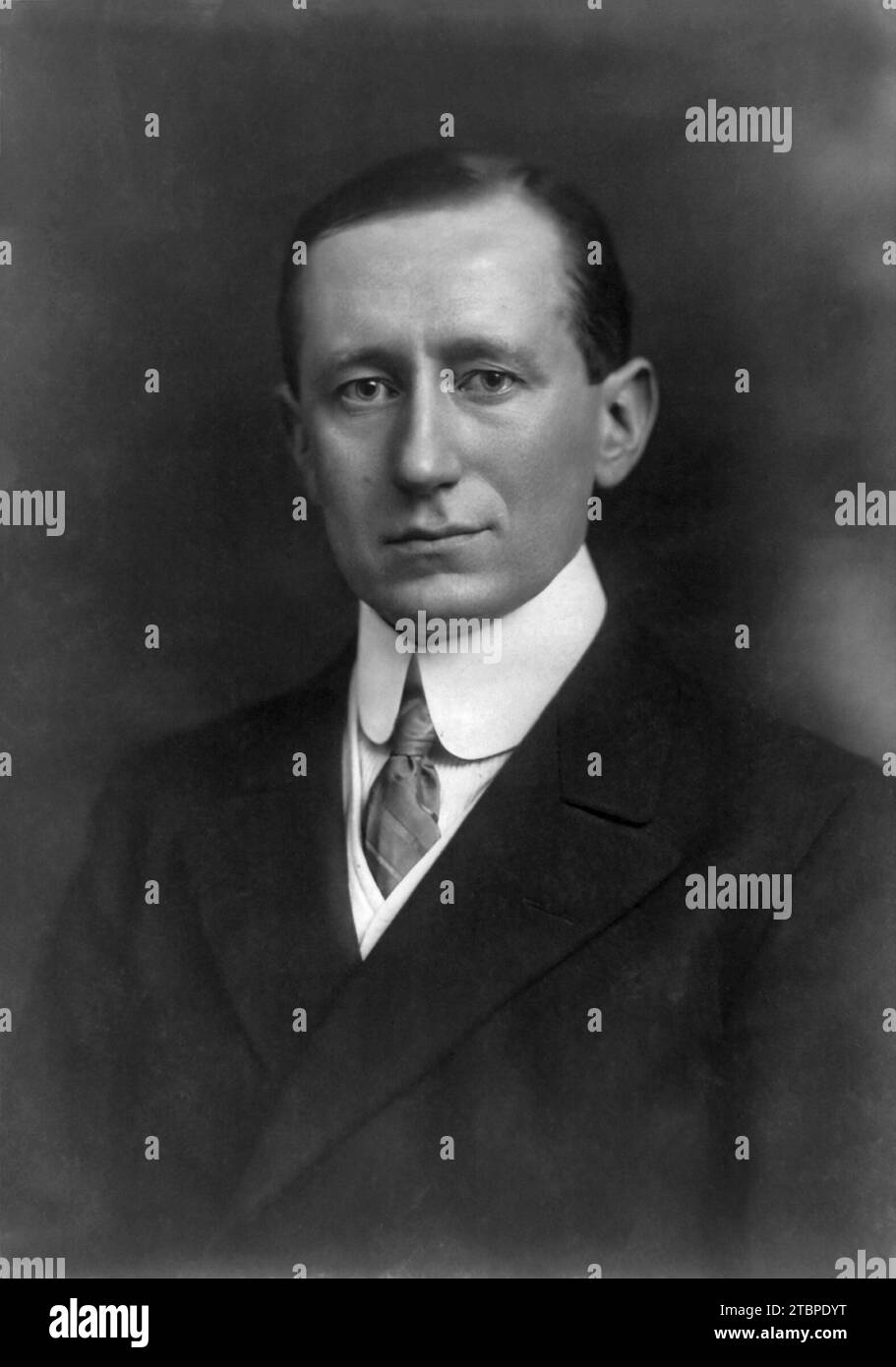 Guglielmo Marconi, ritratto, testa e spalle, rivolto a sinistra. Anno: 1908. Fotografi: Pach Brothers. Foto Stock