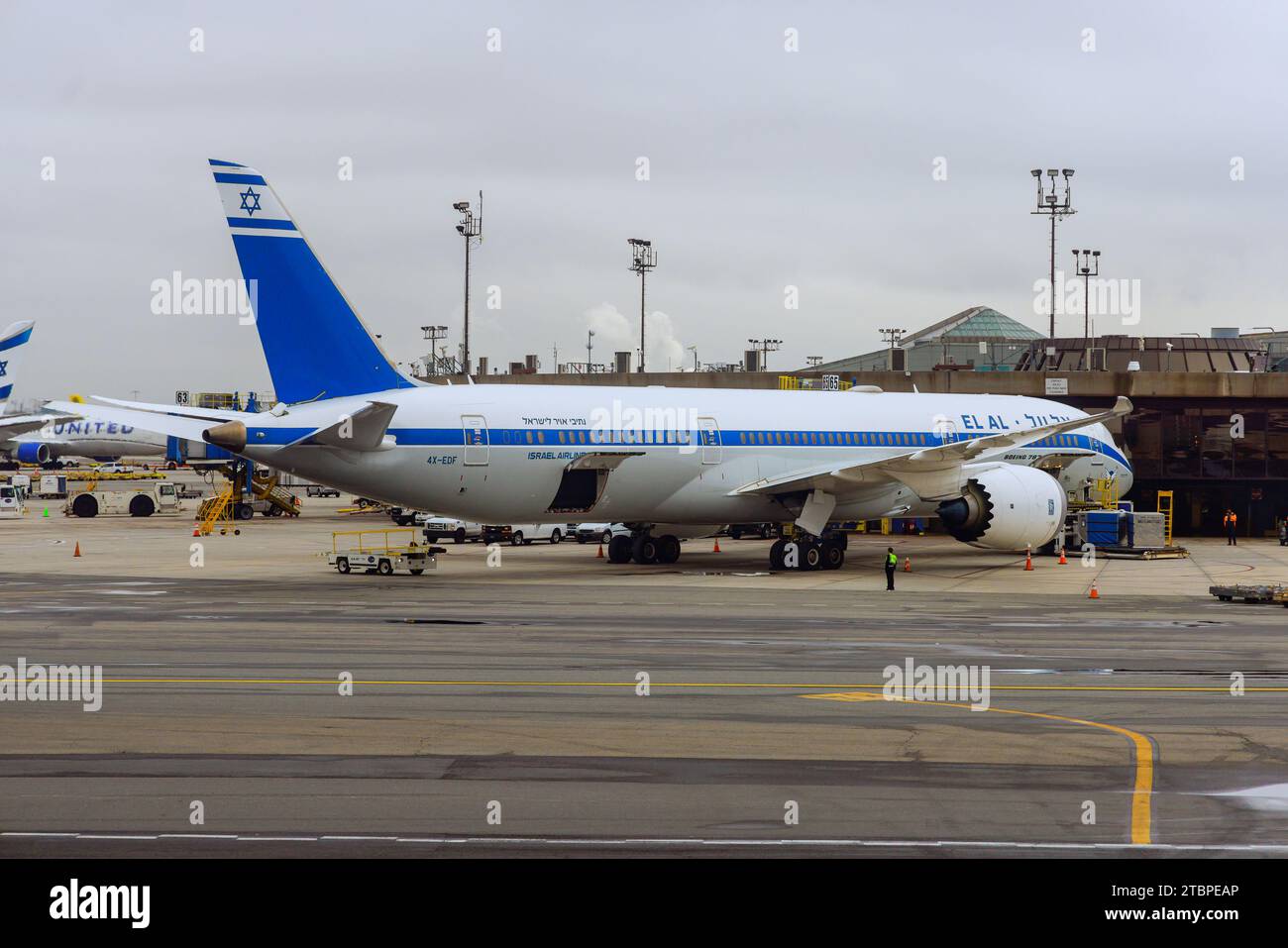 30 ottobre 2023 EWR Airport Newark NJ USA. Al terminal dell'aeroporto internazionale EWR di Newark, un aereo di Israel Airlines si prepara al decollo Foto Stock