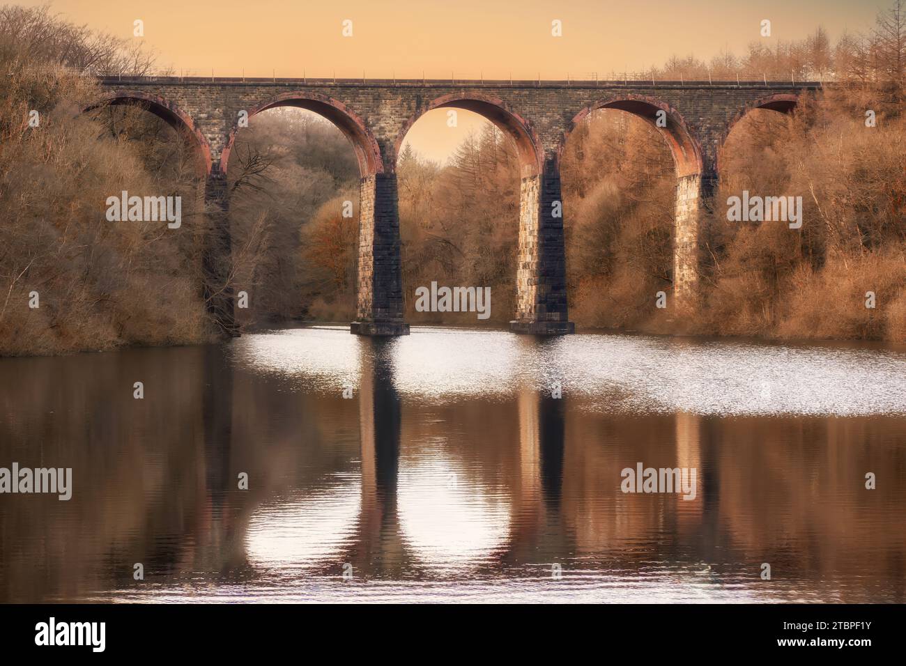 06.12.2023 Entwistle, Bolton, Lancashire, Regno Unito. Sul lato occidentale del serbatoio, Bradshaw Brook è attraversato dal viadotto Armsgrove di 120 piedi (37 m) Foto Stock