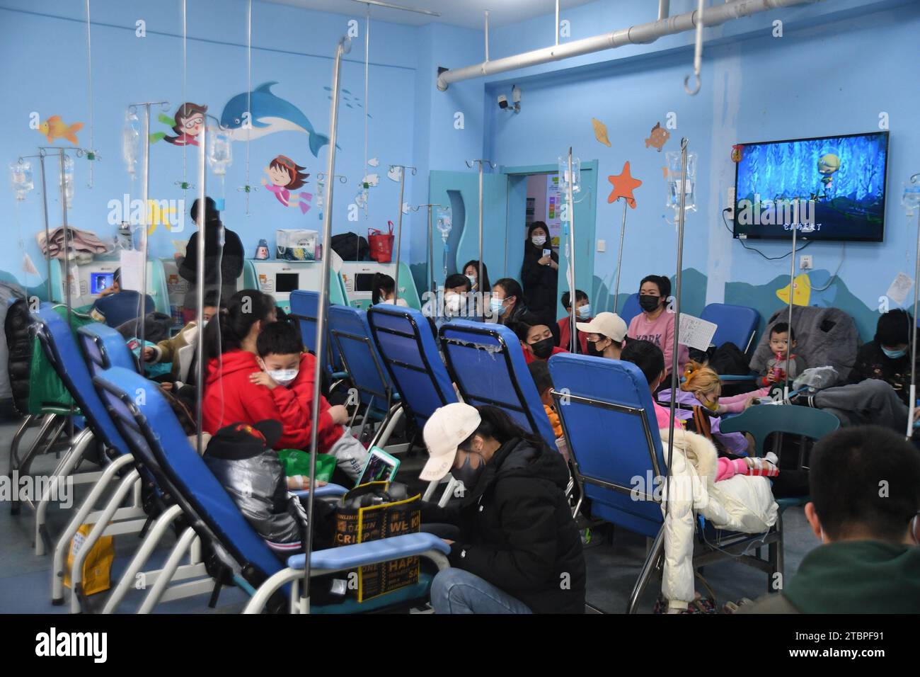 SHENYANG, CINA - 8 DICEMBRE 2023 - i genitori prendono i loro figli per un trattamento di infusione in un ospedale a Shenyang, provincia di Liaoning, Cina, dicembre Foto Stock
