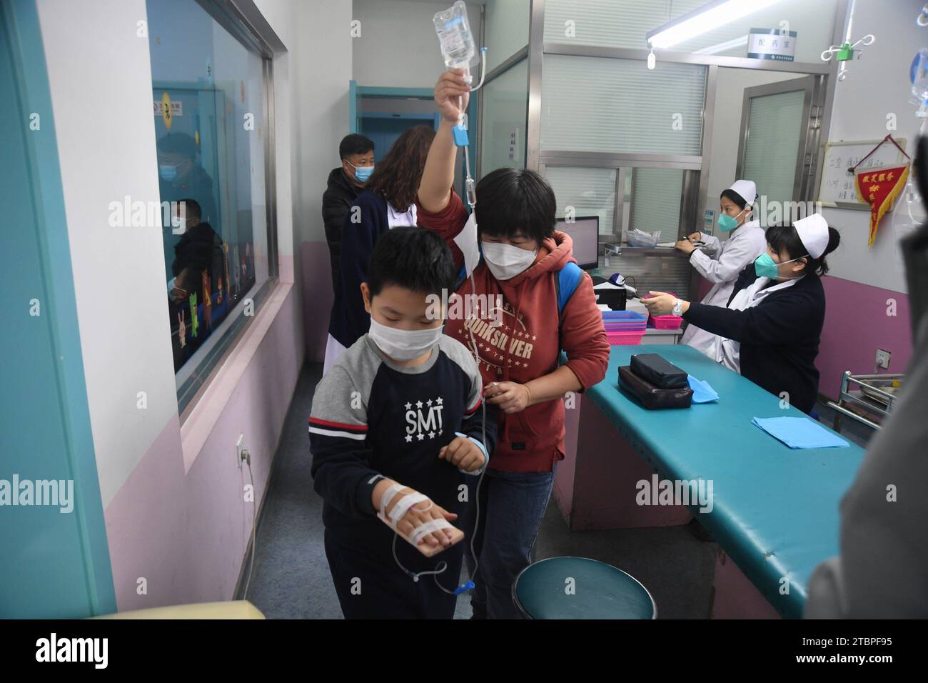 SHENYANG, CINA - 8 DICEMBRE 2023 - i genitori prendono i loro figli per un trattamento di infusione in un ospedale a Shenyang, provincia di Liaoning, Cina, dicembre Foto Stock