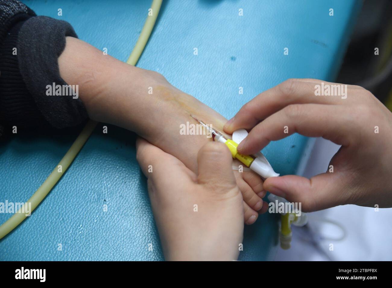 SHENYANG, CINA - 8 DICEMBRE 2023 - i genitori prendono i loro figli per un trattamento di infusione in un ospedale a Shenyang, provincia di Liaoning, Cina, dicembre Foto Stock