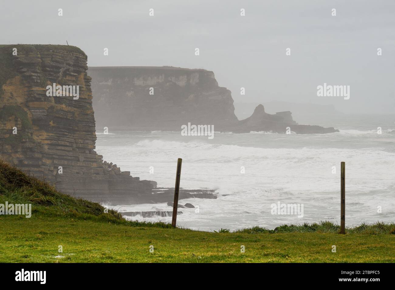 Onde forti che si infrangono sulle scogliere di Galizano in Cantabria Foto Stock