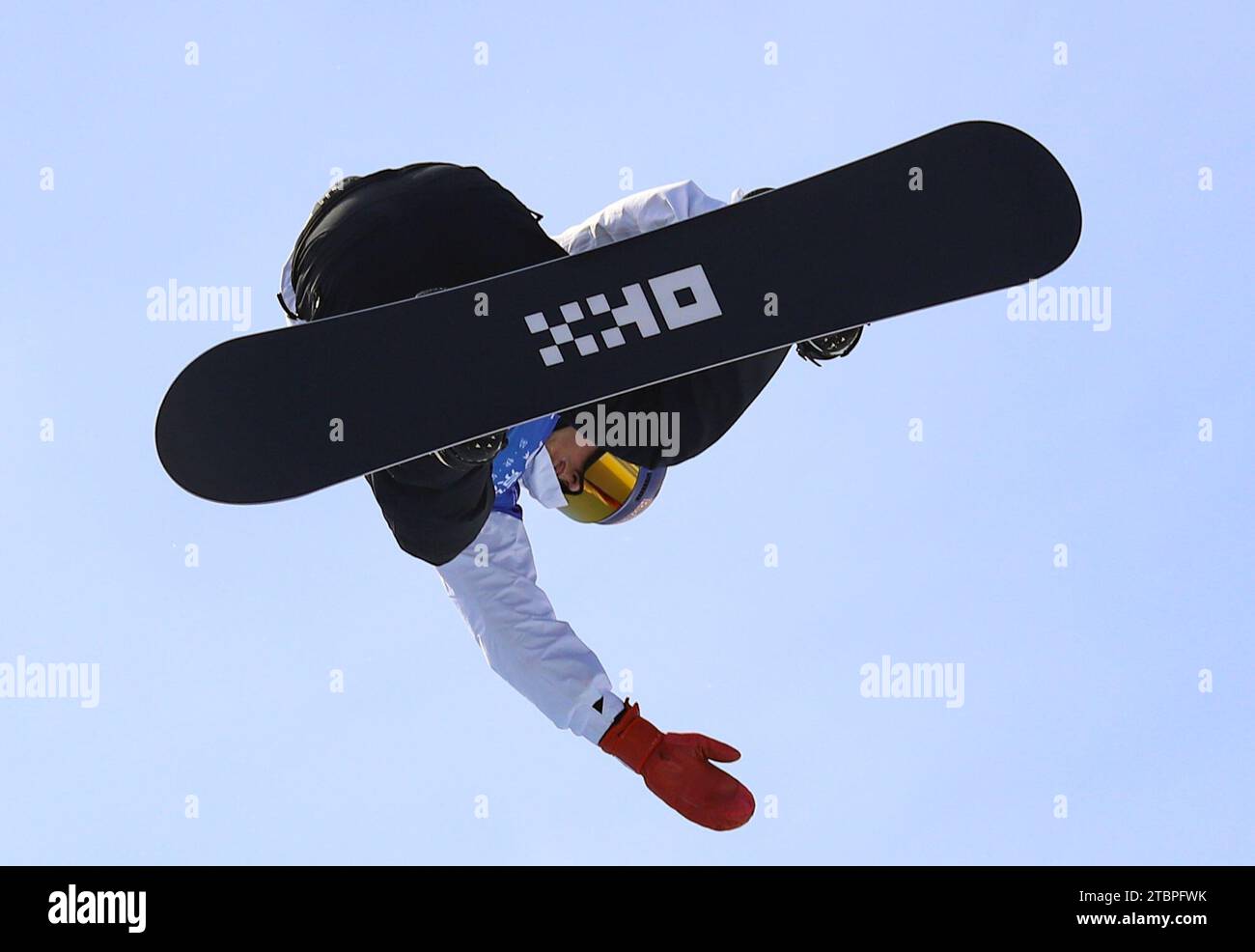 Zhangjiakou, provincia cinese di Hebei. 8 dicembre 2023. L'australiano Scotty James partecipa alla finale della Halfpipe maschile alla FIS Snowboard World Cup a Zhangjiakou, nella provincia di Hebei, nella Cina settentrionale, 8 dicembre 2023. Crediti: Wu Diansen/Xinhua/Alamy Live News Foto Stock