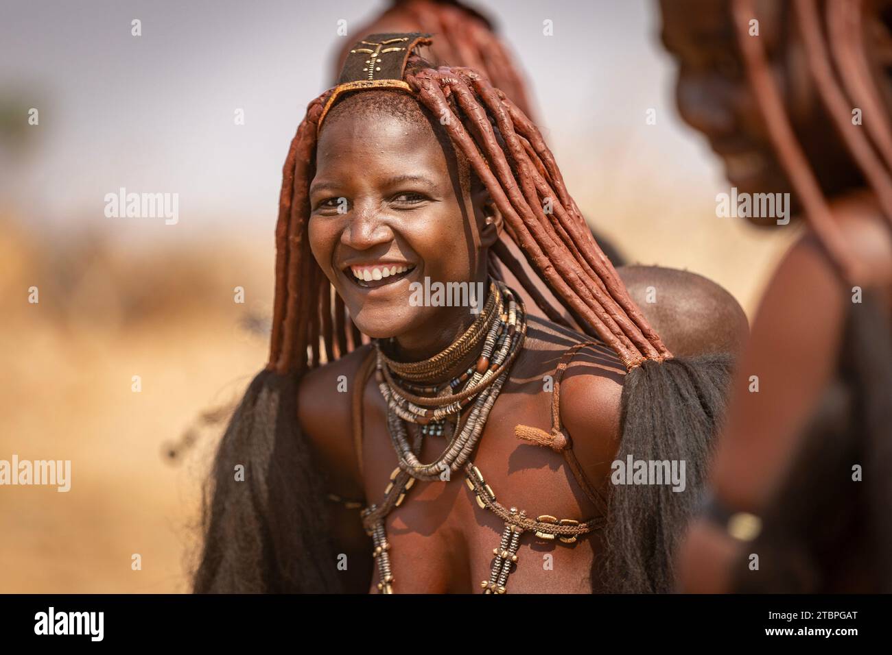 © Florian Launette & Mégane Chêne/MAXPPP - Solitario 08/12/2023 Les Himbas appartenennent à la grande famille du peuple Bantou, ensemble ethnique composé de locuteurs de l'une des quatre cents langues Bantou de l'Afrique. Unique présents en Afrique australe, les Himbas sont principalement établis au nord de la Namibie, dans le désert côtier du Kaokoveld, prolongement du désert du Namib. Une petite partie vit également sur la rive angolaise du fleuve Kunene, frontière naturelle, mais invisible aux yeux des Himbas, entre l'Angola et la Namibie. La popolazione di Leur raggruppa environ 13 000 individu Foto Stock