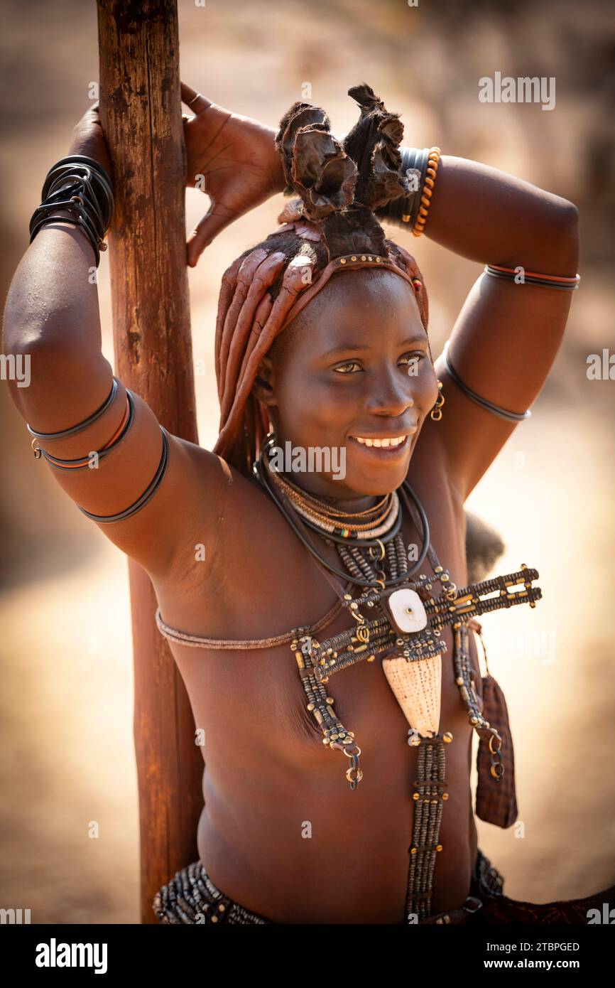 © Launette Florian & Mégane Chêne/MAXPPP - Solitario 08/12/2023 © /MAXPPP - Illustration sur la Namibie. Les Himbas appartenennent à la grande famille du peuple Bantou, ensemble ethnique composé de locuteurs de l'une des quatre cents langues Bantou de l'Afrique. Unique présents en Afrique australe, les Himbas sont principalement établis au nord de la Namibie, dans le désert côtier du Kaokoveld, prolongement du désert du Namib. Une petite partie vit également sur la rive angolaise du fleuve Kunene, frontière naturelle, mais invisible aux yeux des Himbas, entre l'Angola et la Namibie. Leur po Foto Stock