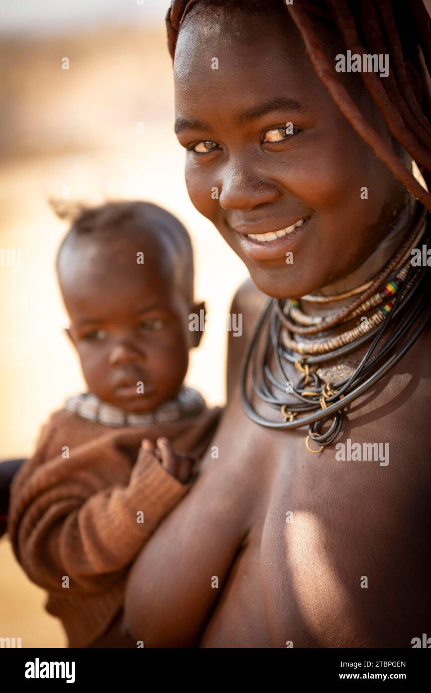 © Launette Florian & Mégane Chêne/MAXPPP - Solitario 08/12/2023 © /MAXPPP - Illustration sur la Namibie. Les Himbas appartenennent à la grande famille du peuple Bantou, ensemble ethnique composé de locuteurs de l'une des quatre cents langues Bantou de l'Afrique. Unique présents en Afrique australe, les Himbas sont principalement établis au nord de la Namibie, dans le désert côtier du Kaokoveld, prolongement du désert du Namib. Une petite partie vit également sur la rive angolaise du fleuve Kunene, frontière naturelle, mais invisible aux yeux des Himbas, entre l'Angola et la Namibie. Leur po Foto Stock