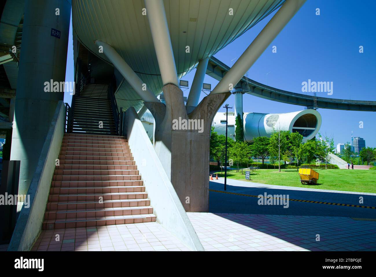 Il complesso culturale J-Bug a Seoul è una meraviglia dell'architettura contemporanea, che integra perfettamente il design artistico con lo spazio pubblico funzionale. THI Foto Stock