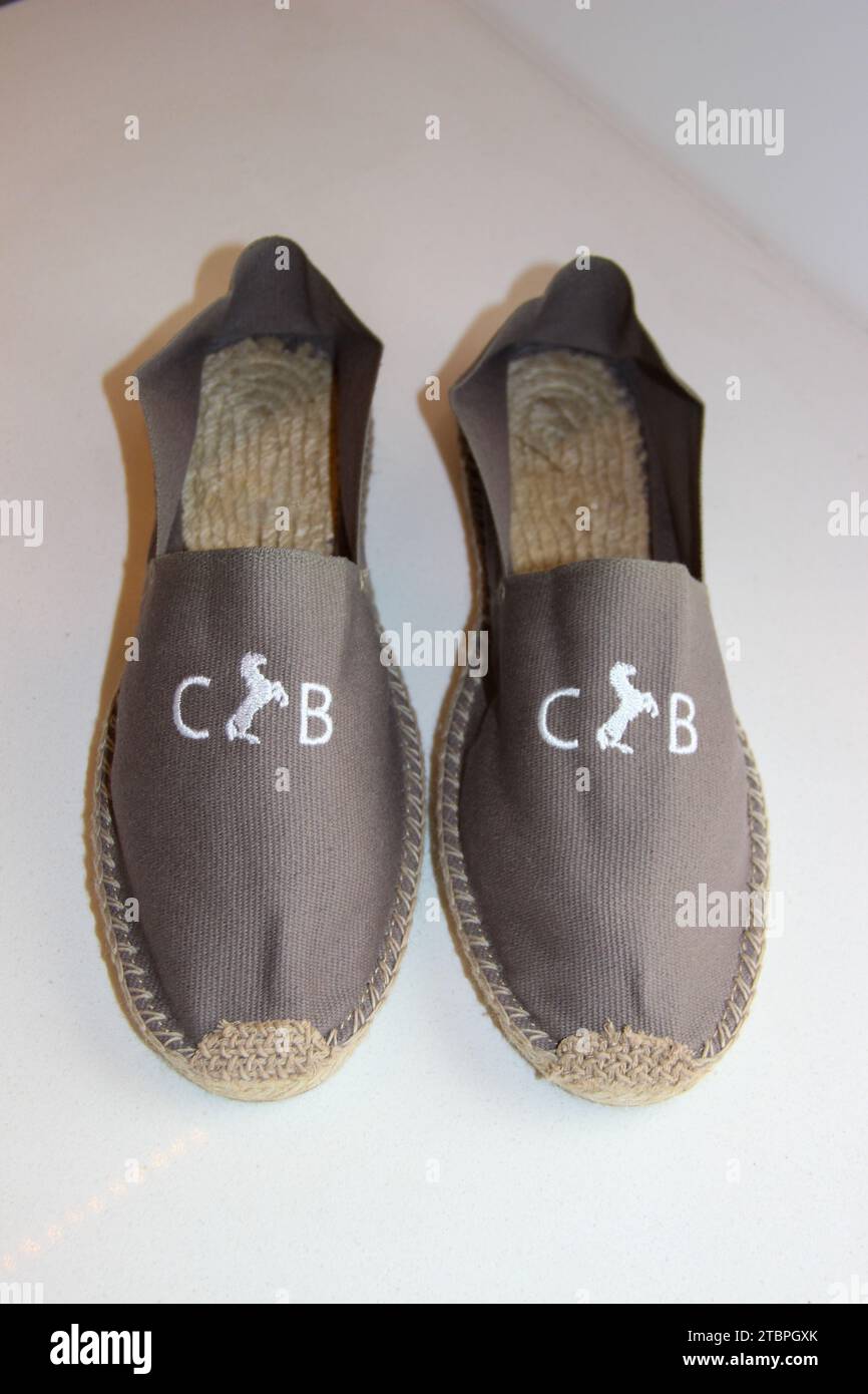 Un paio di scarpe espadrillas con il marchio Cheval Blanc, Louis Vuitton. VLMH Foto Stock