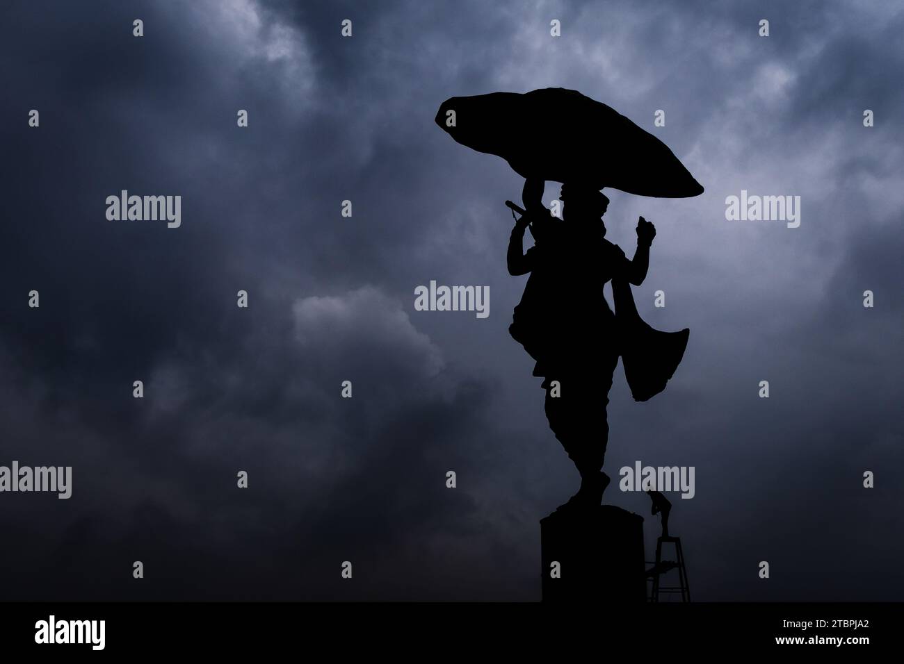 ripresa isolata retroilluminata del dio indù krishna con sfondo drammatico Foto Stock