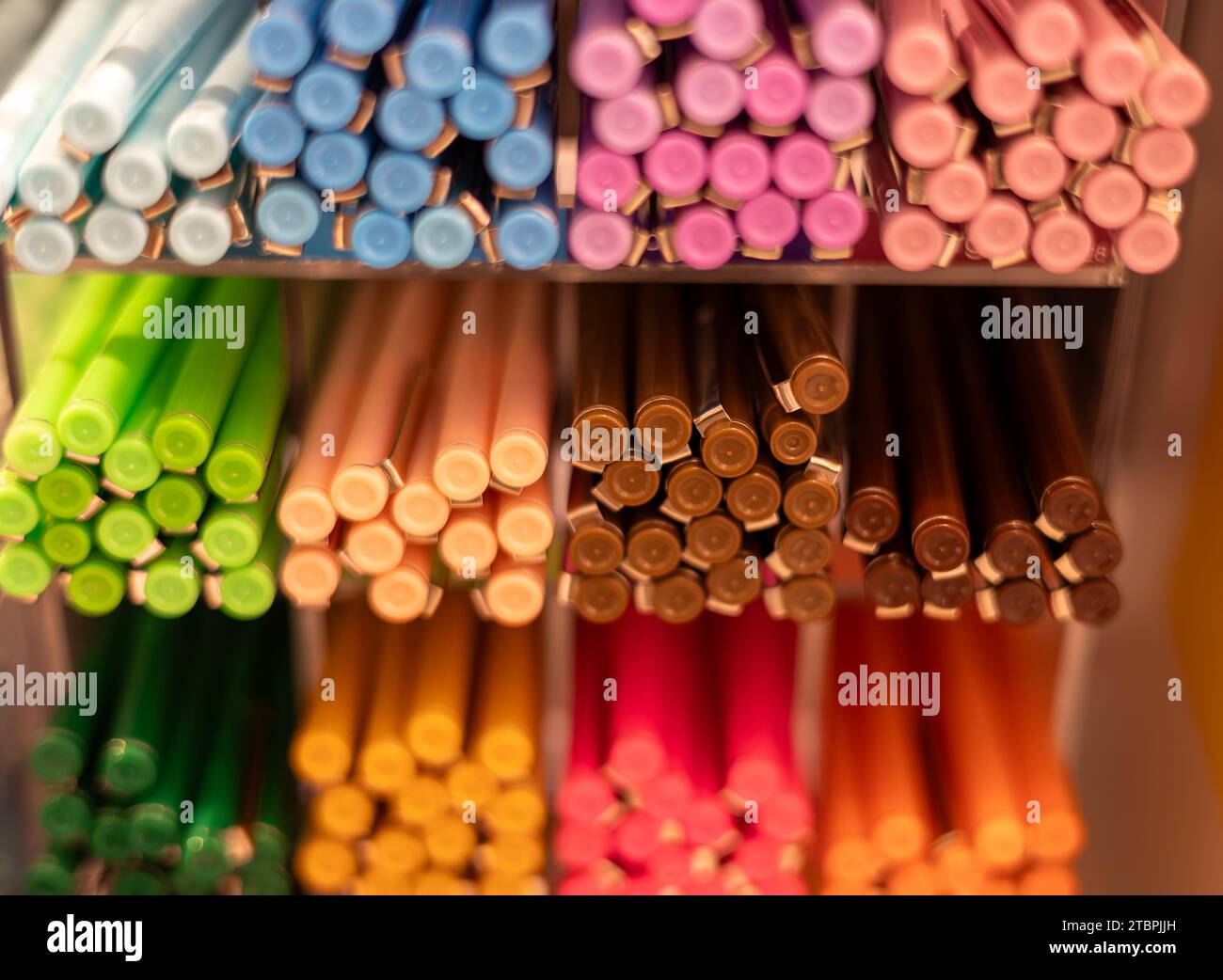 Primo piano di più marcatori colorati in un contenitore di stoccaggio Foto Stock