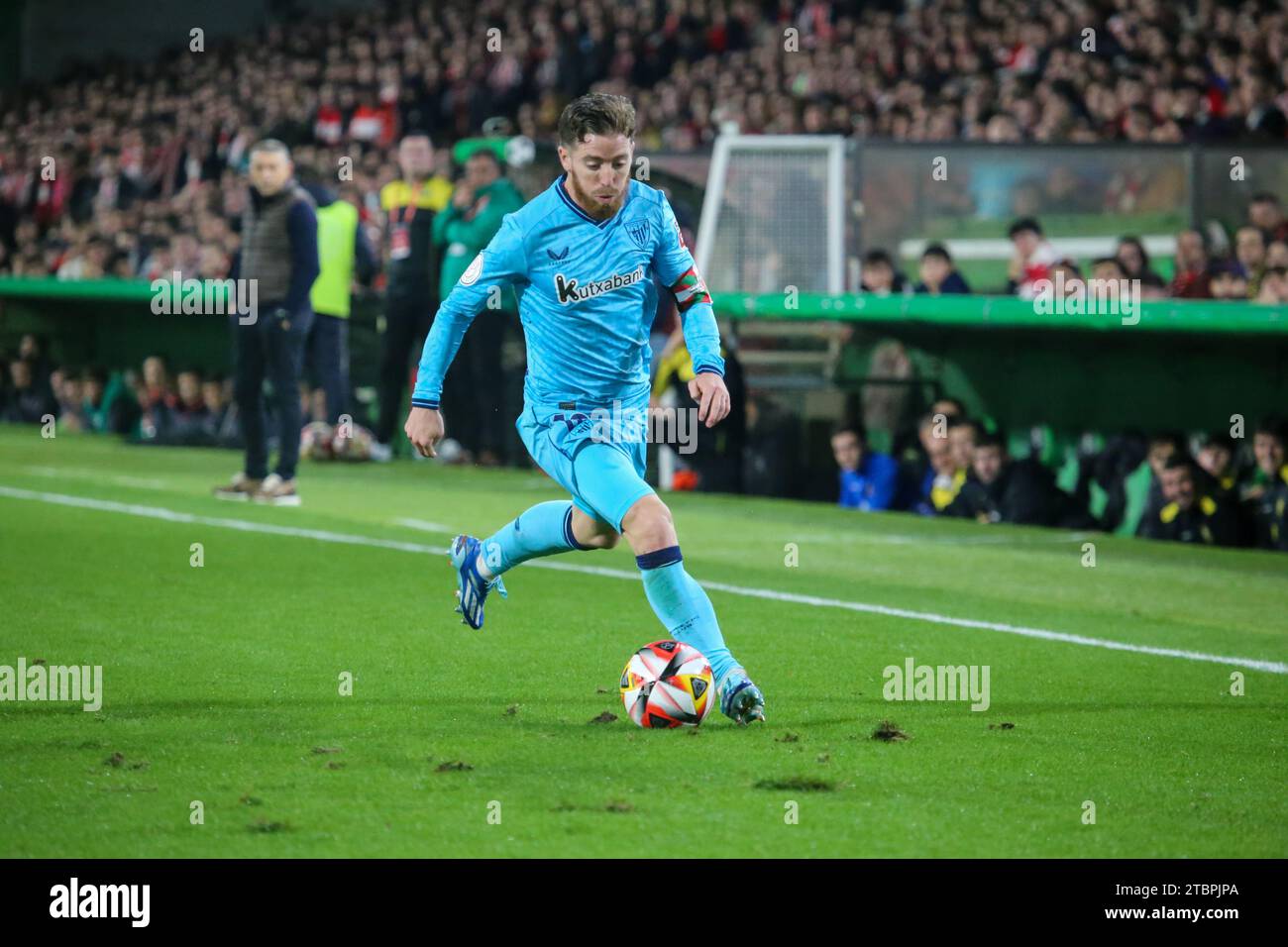 Santander, Cantabria, Spagna. 7 dicembre 2023. Santander, Spagna, 07 dicembre 2023: Giocatore dell'Athletic Club, Iker Muniain (10) con la palla durante il secondo turno della SM El Rey Cup 2023-24 tra CD Cayon e Athletic Club, il 07 dicembre 2023, presso i campi sportivi El Sardinero, a Santander, in Spagna. (Immagine di credito: © Alberto Brevers/Pacific Press via ZUMA Press Wire) SOLO USO EDITORIALE! Non per USO commerciale! Foto Stock