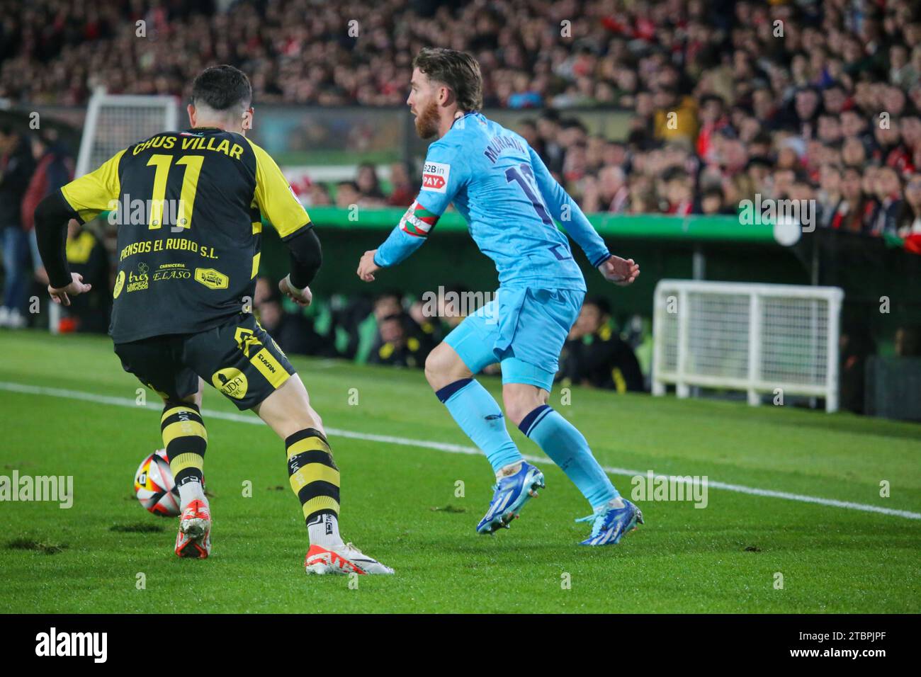 Santander, Cantabria, Spagna. 7 dicembre 2023. Santander, Spagna, 07 dicembre 2023: Giocatore del Club atletico, Iker Muniain (10, R) con la palla contro Jesus Villar (11, L) durante il secondo turno della SM El Rey Cup 2023-24 tra CD Cayon e Athletic Club, il 7 dicembre 2023, presso i campi sportivi El Sardinero, a Santander, in Spagna. (Immagine di credito: © Alberto Brevers/Pacific Press via ZUMA Press Wire) SOLO USO EDITORIALE! Non per USO commerciale! Foto Stock