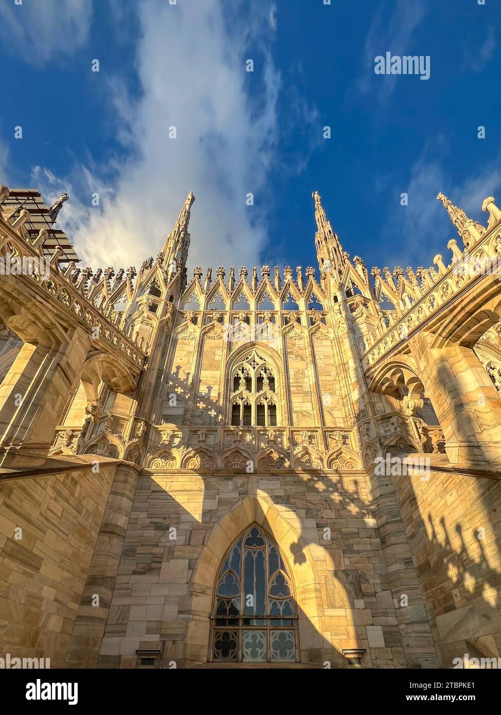 Lo splendido esterno del Duomo di Milano con intricate opere in pietra Foto Stock