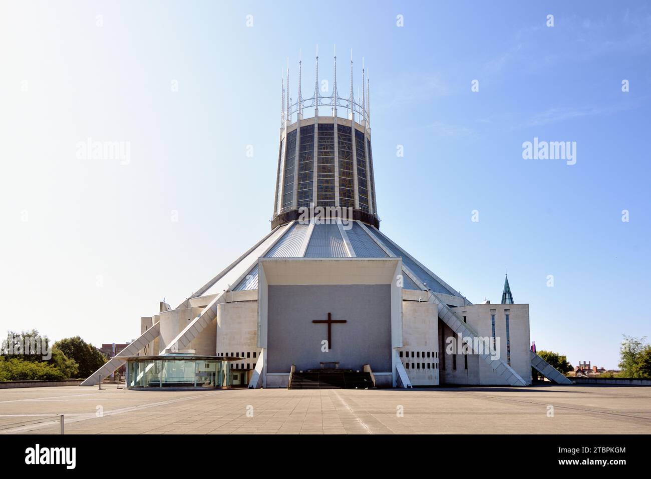 Facciata Northen della Cattedrale metropolitana di Liverpool (1962-67) o della Cattedrale Cattolica con Public Square for Outdoor Ceremonies Liverpool Inghilterra Regno Unito Foto Stock