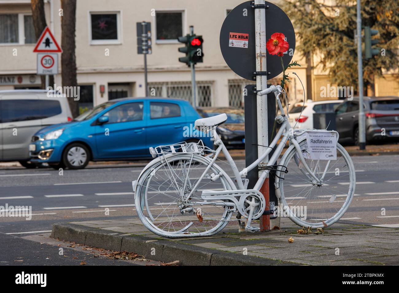 Ghost bike, bicicletta bianca ricorda una ciclista donna, che ha avuto un incidente mortale in questo posto, Riehler Street, Colonia, Germania. Geisterrad, weisses fa Foto Stock