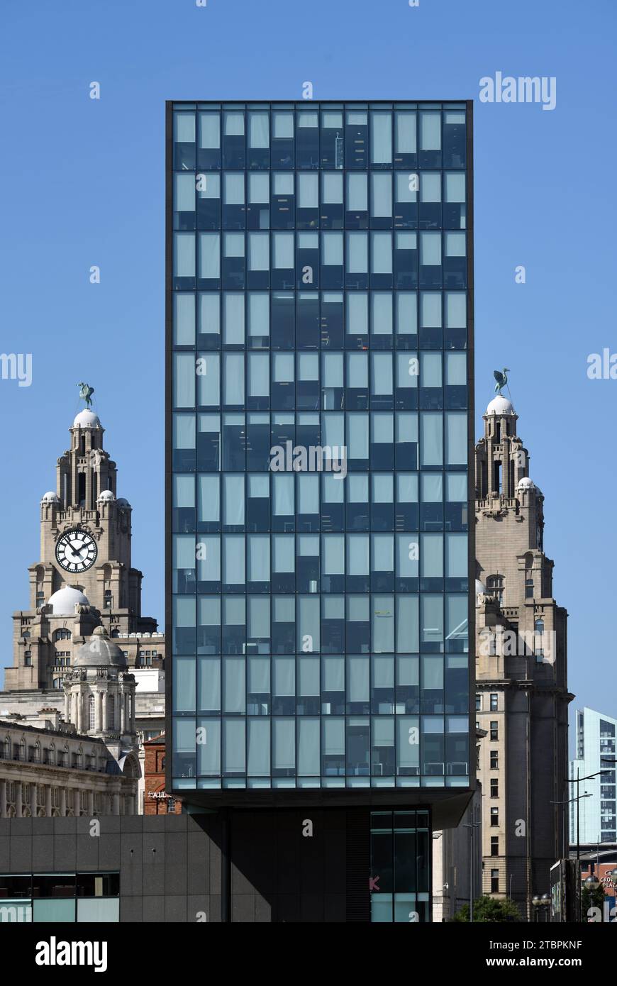 Corner Towers of Royal Liver Building (1908-11) & Modern Office Block Architecture, Mann Island Buildings (2008-11) Pier Head Liverpool Inghilterra Regno Unito Foto Stock