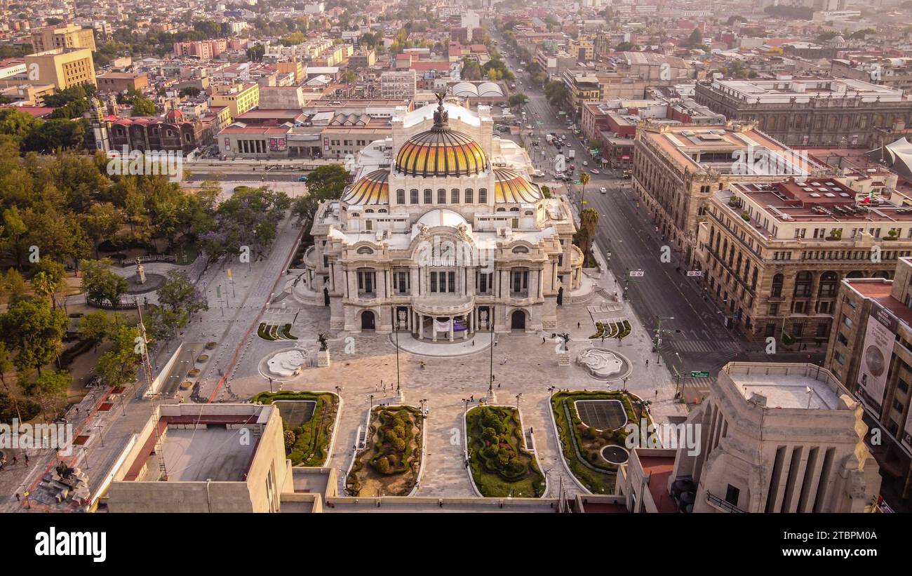 Questo scatto aereo cattura la vivace attività commerciale della principale piazza dello shopping di città del Messico Foto Stock