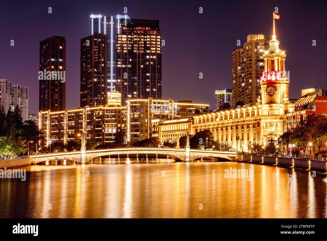 Uno splendido paesaggio urbano di una vivace area metropolitana illuminata da luci luminose nel cielo notturno, Shanghai Foto Stock