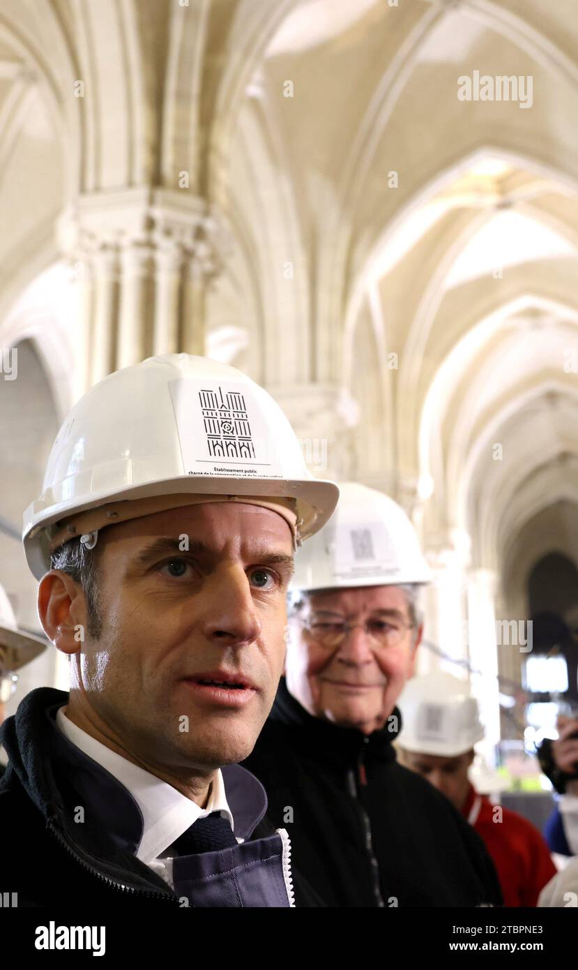 Parigi, Francia. 8 dicembre 2023. © PHOTOPQR/LE PARISIEN/Delphine Goldsztejn ; Parigi ; 08/12/2023 ; Notre-Dame de Paris : à un de la réouverture au public, Emmanuel Macron visite le chantier de la cathédrale Notre-Dame de paris le 08/12/2023 foto : Delphine Goldsztejn Paris, France, 8 dicembre 2023. Notre-Dame de Paris: Un anno prima della riapertura al pubblico, il presidente francese Emmanuel Macron visita il cantiere della cattedrale di Notre-Dame de Paris credito: MAXPPP/Alamy Live News Foto Stock