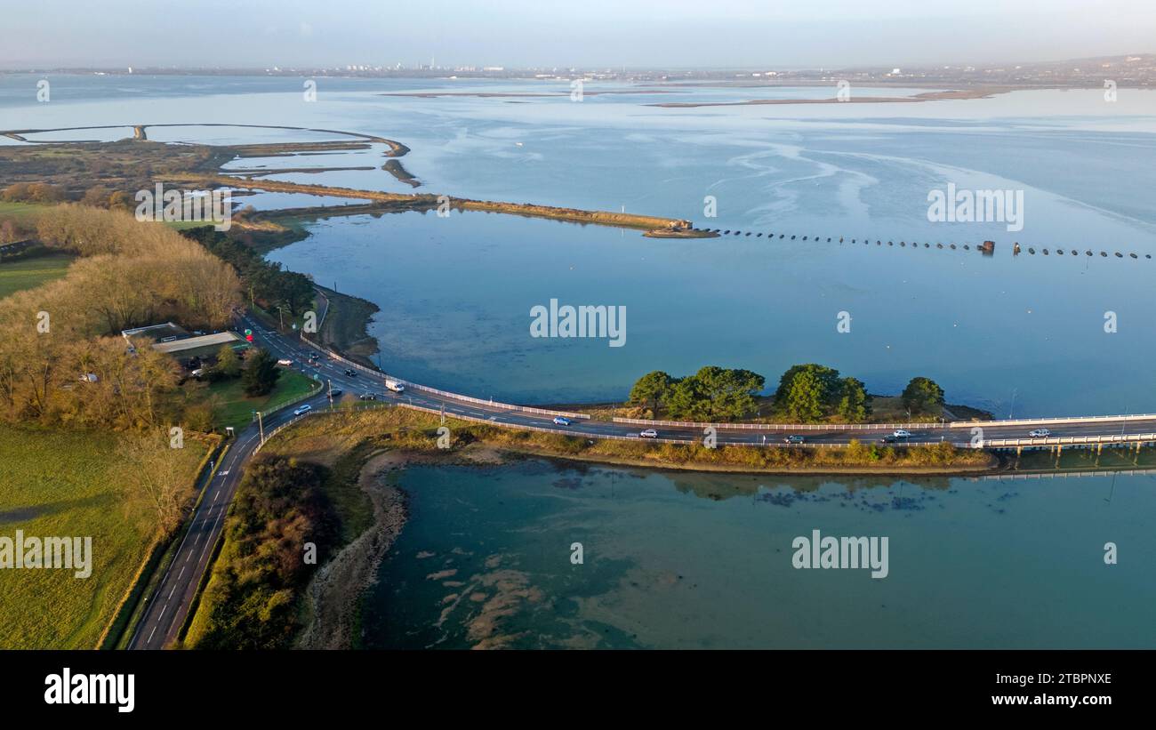 Foto aerea di North Hayling Island nell'Hampshire, che mostra il ponte stradale per Langstone Foto Stock