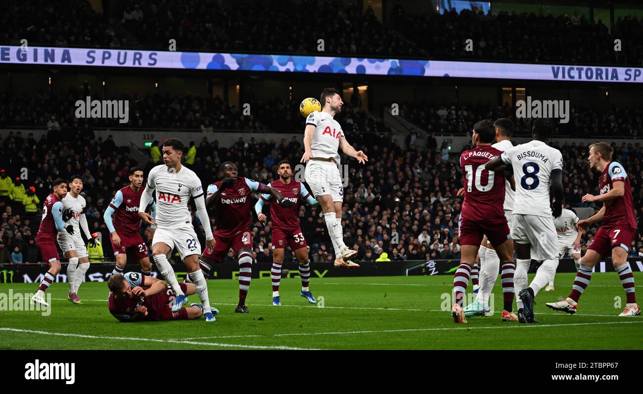 Londra, Regno Unito. 7 dicembre 2023. Ben Davies del Tottenham Hotspur (c) tenta un colpo di testa. Partita di Premier League, Tottenham Hotspur contro West Ham Utd allo Stadio Tottenham Hotspur di Londra giovedì 7 dicembre 2023. Questa immagine può essere utilizzata solo per scopi editoriali. Foto solo editoriale di Sandra Mailer/Andrew Orchard fotografia sportiva/Alamy Live news credito: Andrew Orchard fotografia sportiva/Alamy Live News Foto Stock