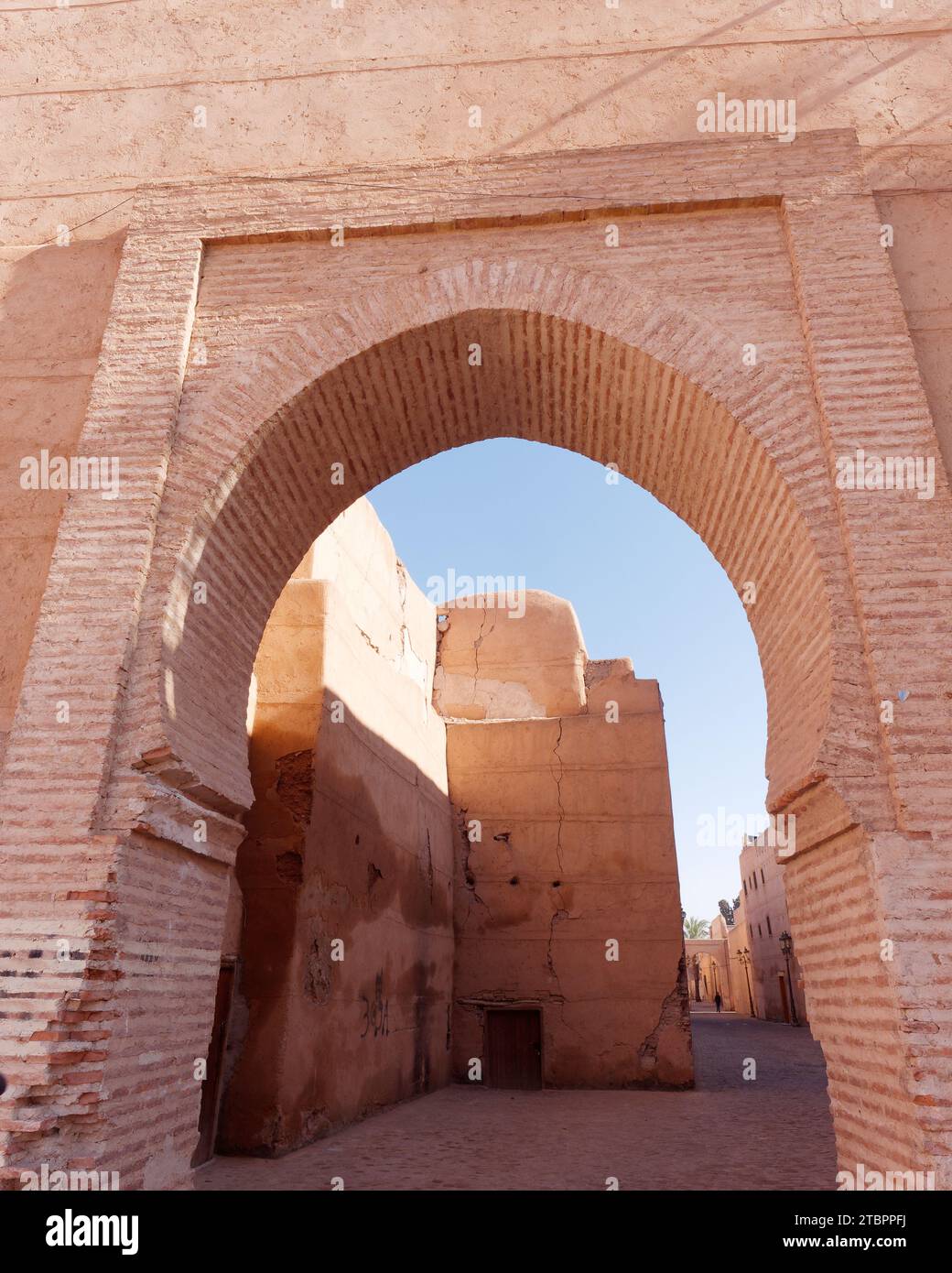 Arco e mura storiche vicino al Palazzo Badi (non in foto) a Marrakech, alias Marrakech, Marocco, 8 dicembre 2023 Foto Stock