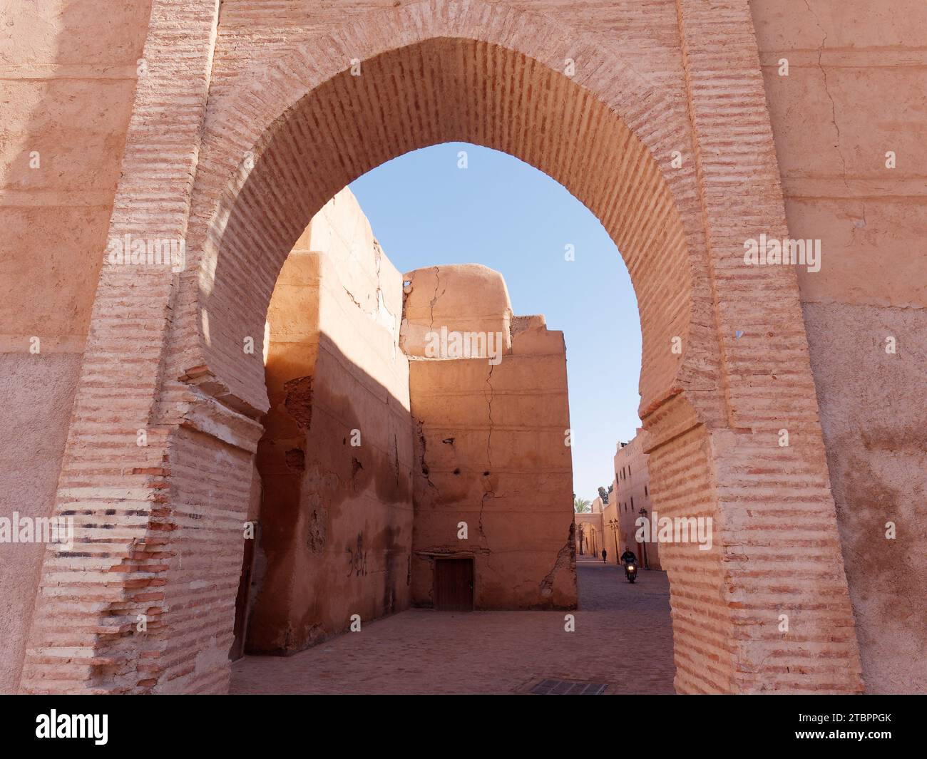 Arco e mura storiche vicino al Palazzo Badi (non in foto) a Marrakech, alias Marrakech, Marocco, 8 dicembre 2023 Foto Stock