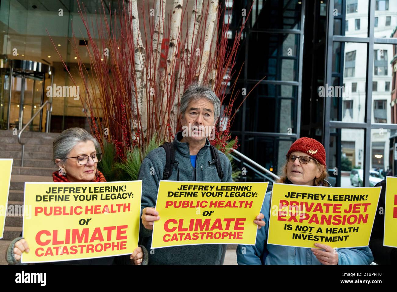 7 dicembre 2023. Boston, ma. I manifestanti si riuniscono al 53 degli uffici di State Street di Jeffrey Leerink, autista chiave del controverso hangar privato Foto Stock