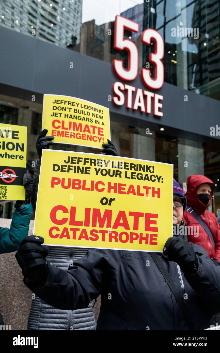 7 dicembre 2023. Boston, ma. I manifestanti si riuniscono al 53 degli uffici di State Street di Jeffrey Leerink, autista chiave del controverso hangar privato Foto Stock