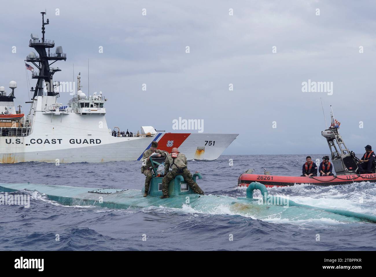 Pacifico orientale, Stati Uniti. 20 novembre 2023. L'equipaggio della Guardia Costiera degli Stati Uniti d'America del Cutter Waesche ispeziona un sottomarino semovente semi-sommergibile in acque internazionali, 20 novembre 2023 nell'Oceano Pacifico orientale. Il sottomarino è stato trovato con più di 5.500 libbre di cocaina diretti verso gli Stati Uniti. Credito: PO3 Hunter Schnabel/U.S. Guardia costiera/Alamy Live News Foto Stock