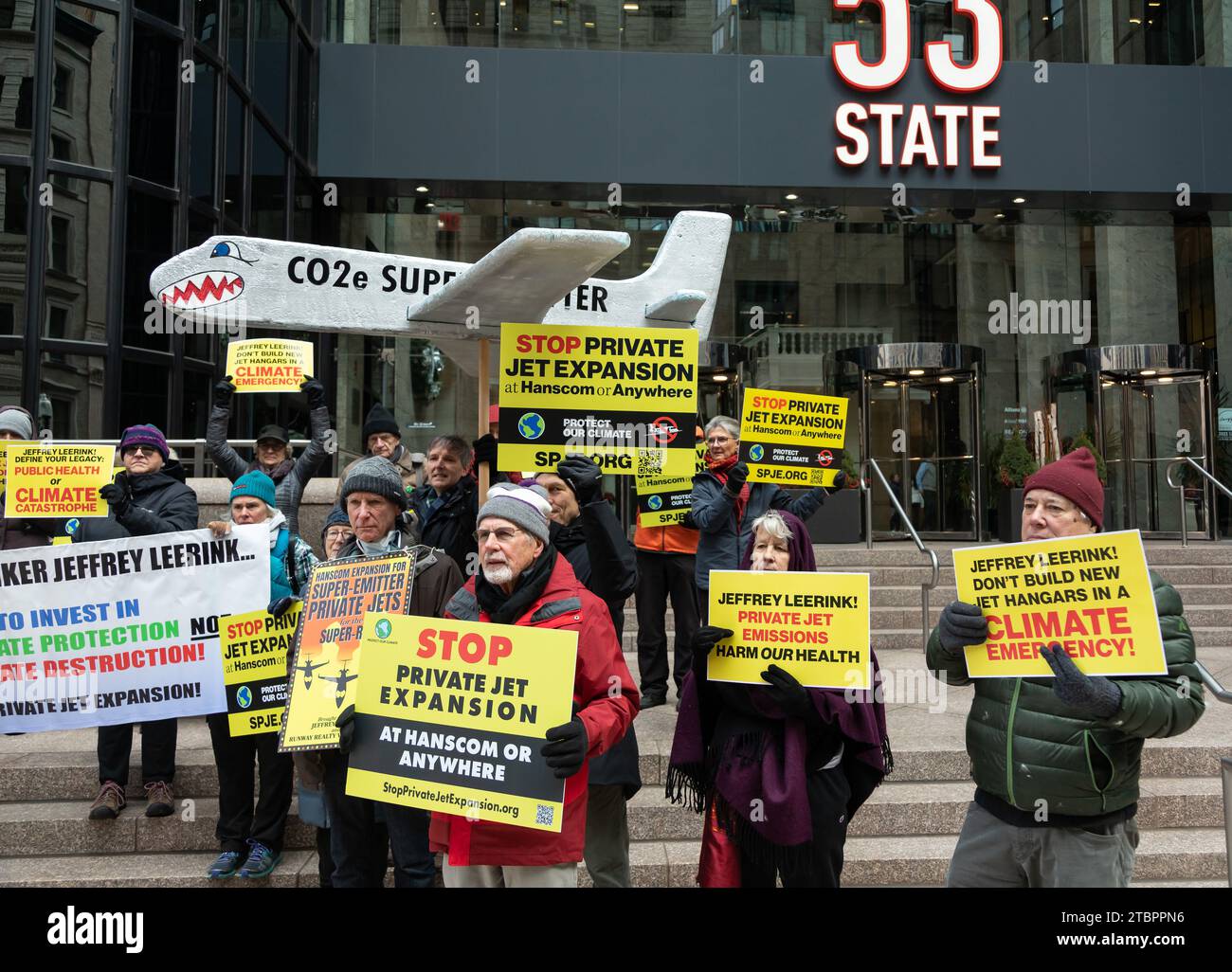 7 dicembre 2023. Boston, ma. I manifestanti si riuniscono al 53 degli uffici di State Street di Jeffrey Leerink, autista chiave del controverso hangar privato Foto Stock