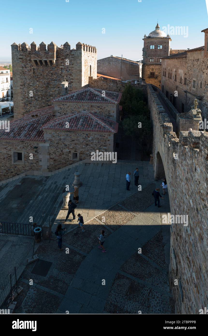 Scalinata che porta all'Arco de la Estrella. Torre di Bujaco sullo sfondo. Città vecchia di Caceres, Estremadura, Spagna. Foto Stock