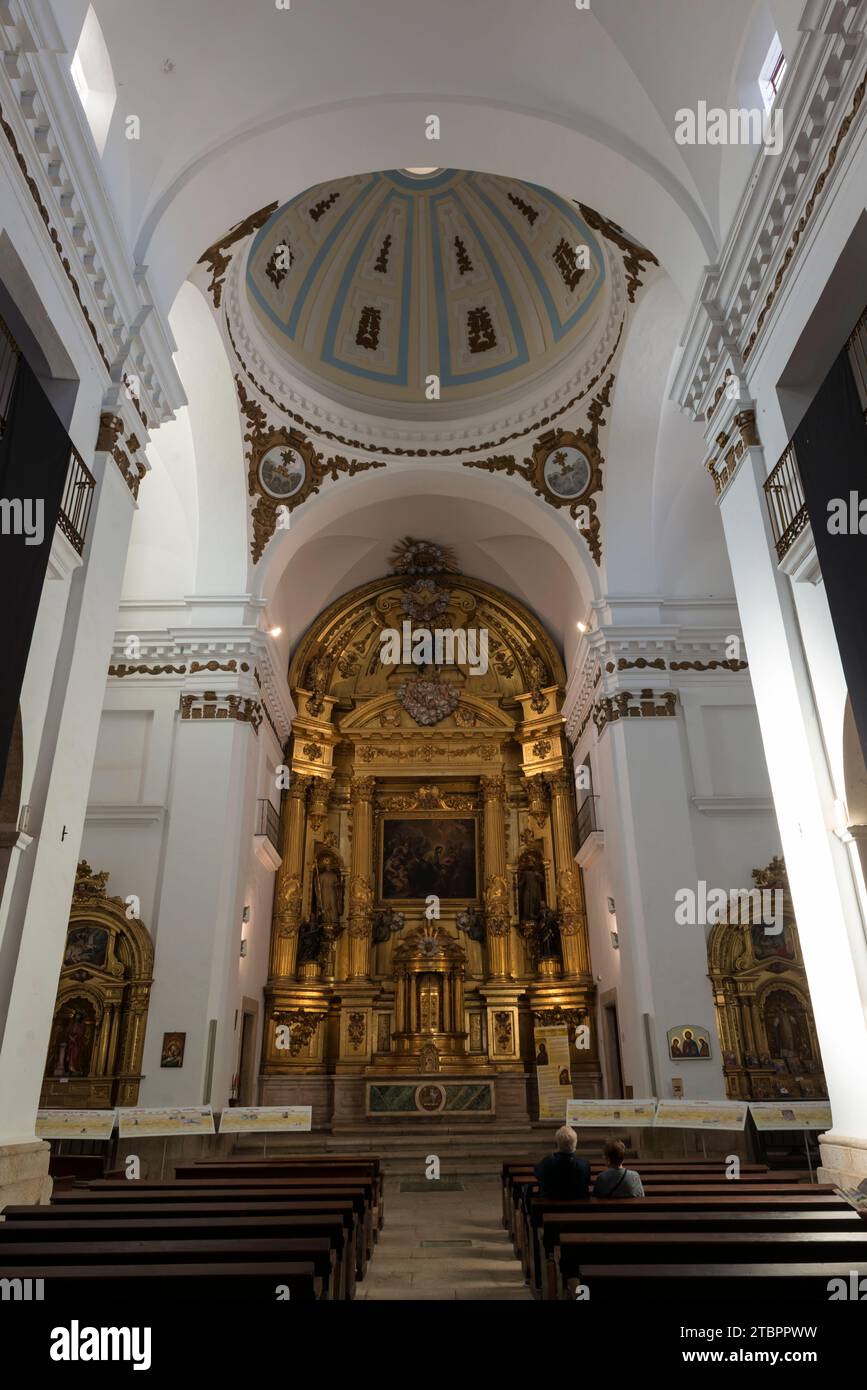 Interno della Chiesa di San Fransisco con la pala dorata alla fine della navata. Caceres, Estremadura, Spagna. Foto Stock