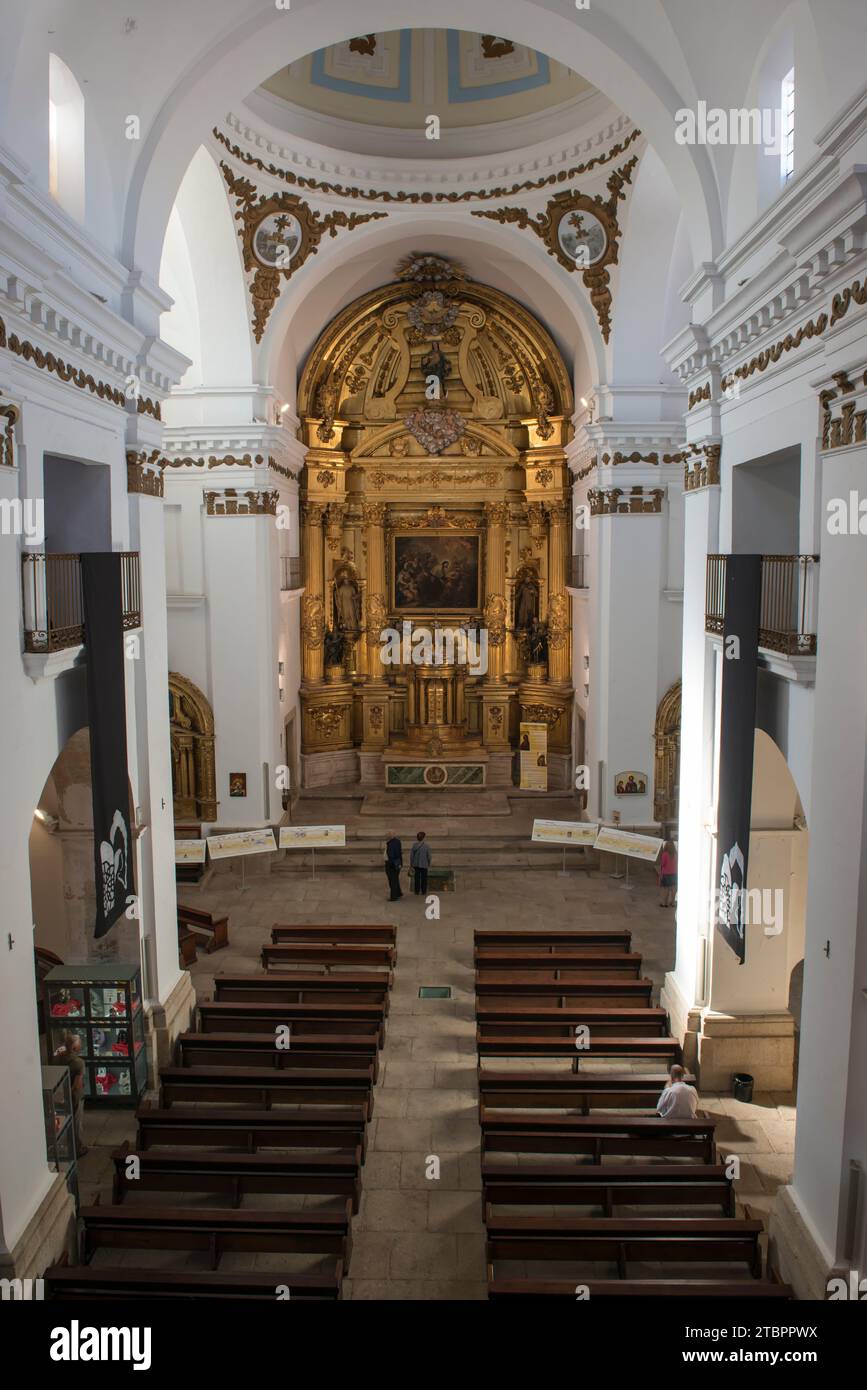 Interno della Chiesa di San Fransisco con la pala dorata alla fine della navata. Caceres, Estremadura, Spagna. Foto Stock