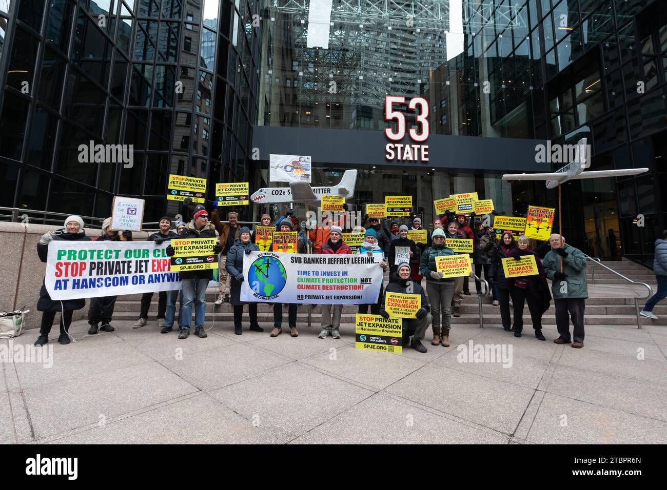 7 dicembre 2023. Boston, ma. I manifestanti si riuniscono al 53 degli uffici di State Street di Jeffrey Leerink, autista chiave del controverso hangar privato Foto Stock