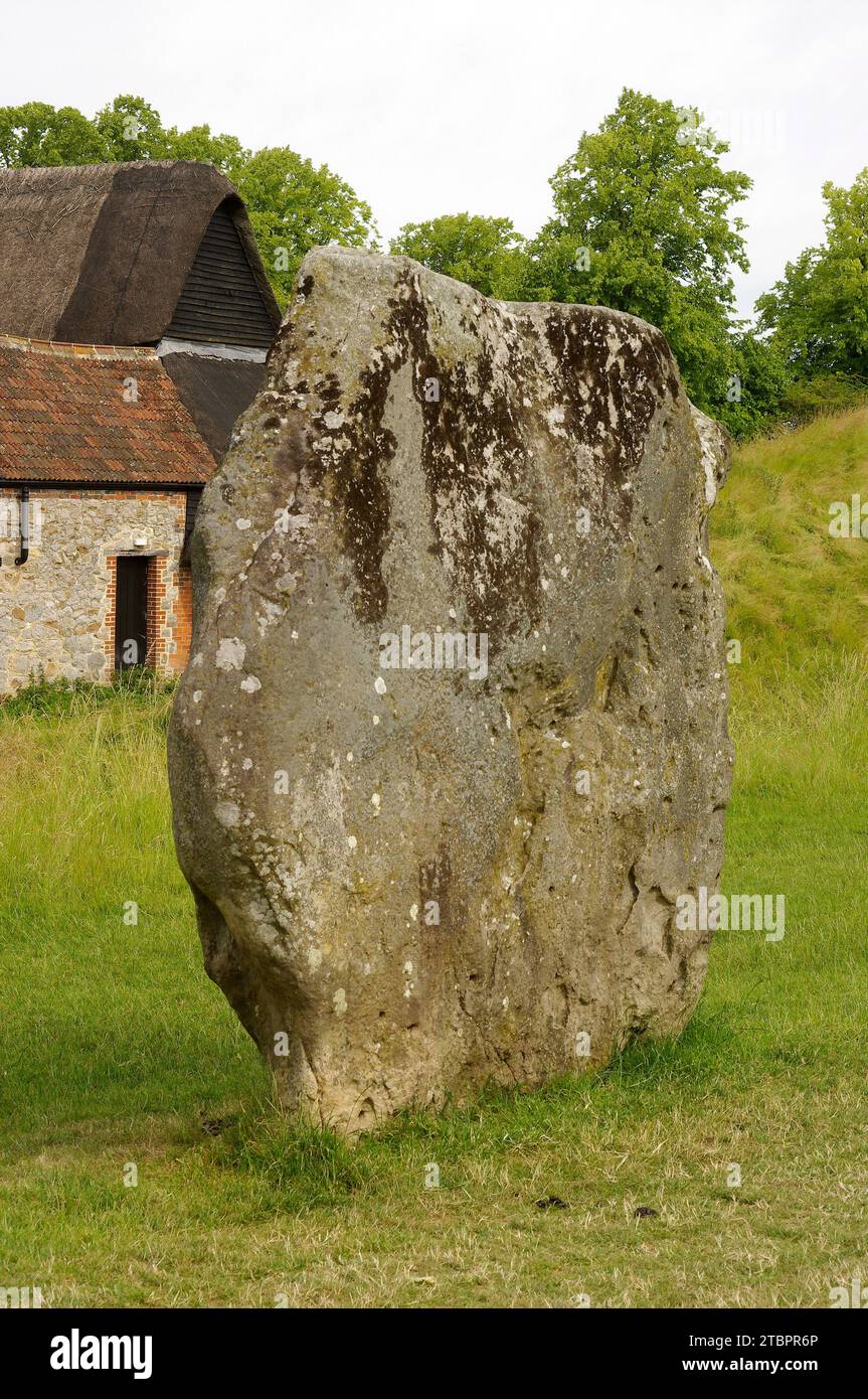 AVEBURY HENGE AND STONE CIRCLE – WILTSHIRE, INGHILTERRA Foto Stock