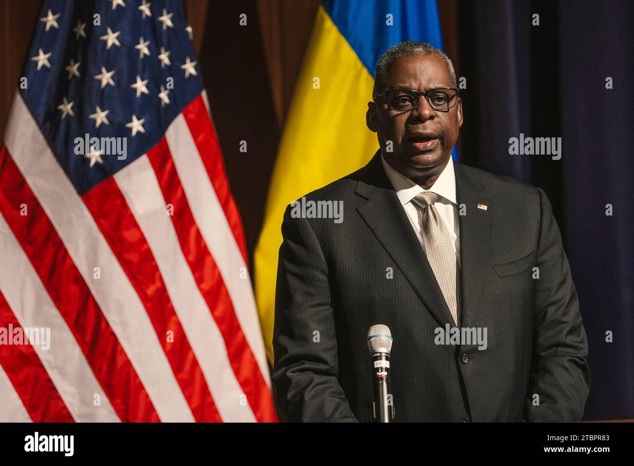 Washington, Stati Uniti d'America. 28 novembre 2023. Il Segretario alla difesa degli Stati Uniti Lloyd Austin pronuncia un discorso al Summit della base industriale della difesa Ucraina, il 6 dicembre 2023 a Washington, D.C. la conferenza mira ad aumentare la produzione di armi per sostenere l'Ucraina nella loro lotta contro l'invasione russa. Crediti: Chad McNeeley/DOD Photo/Alamy Live News Foto Stock