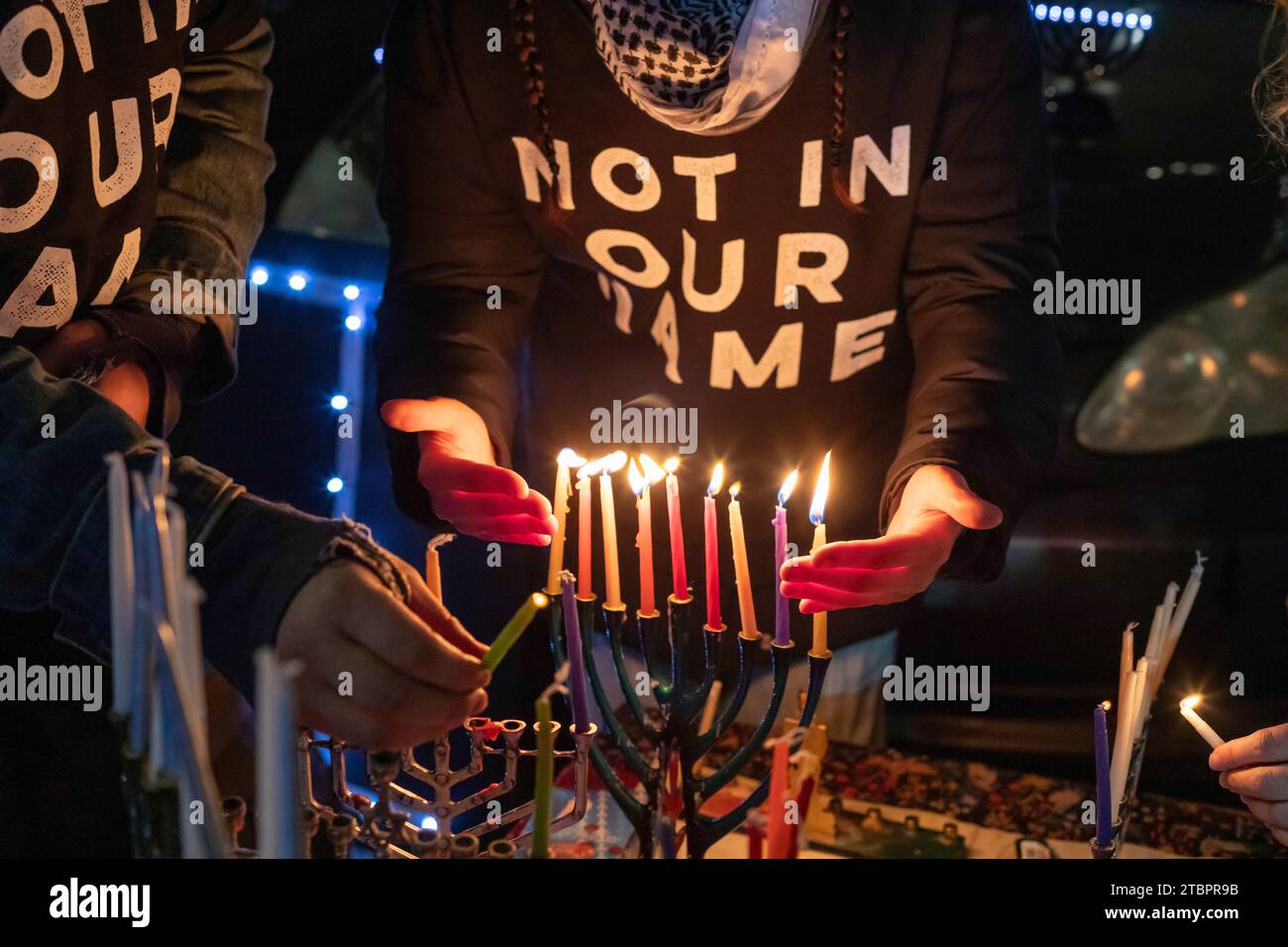 Detroit, Michigan, USA. 7 dicembre 2023. La prima notte di Hanukkah, gli ebrei per il cessate il fuoco si riunirono per accendere le menorah, chiedendo un cessate il fuoco nei combattimenti a Gaza. Crediti: Jim West/Alamy Live News Foto Stock