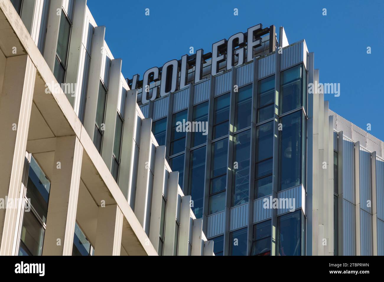 Insegna del college in cima al City of Glasgow College, Scozia Foto Stock