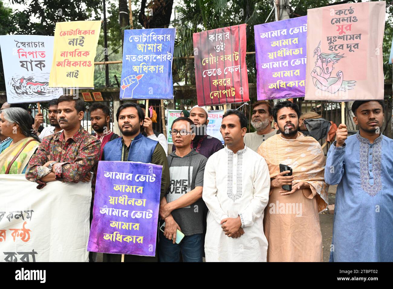Scrittore-artista-insegnante-giornalista ha organizzato una manifestazione di protesta per chiedere il diritto di voto e la libertà di espressione a Dacca, Bangladesh, l'8 dicembre 2023 Credit: Mamunur Rashid/Alamy Live News Foto Stock