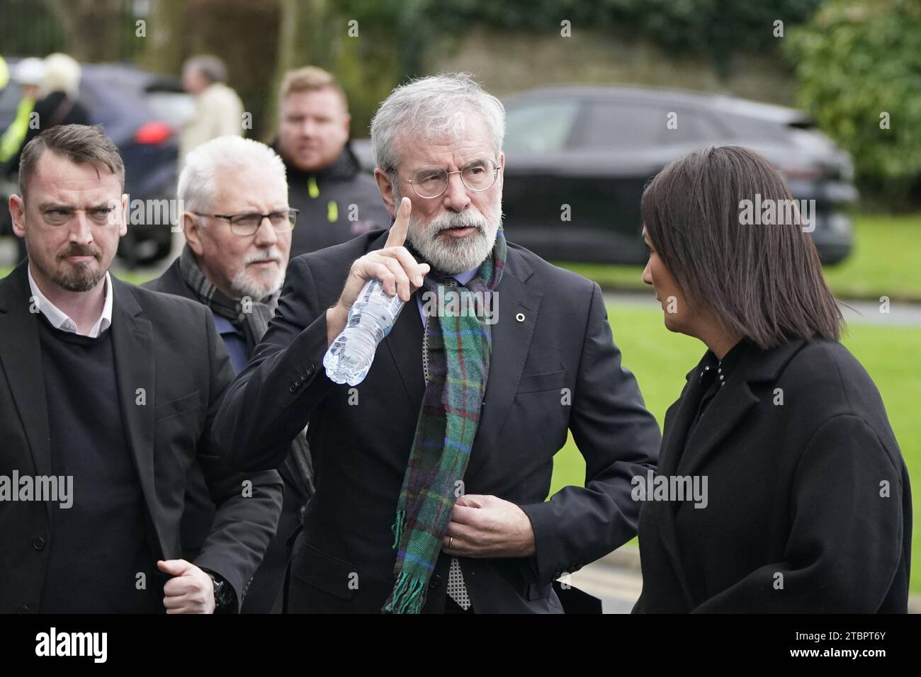 Gerry Adams arriva per il funerale di Shane MacGowan alla chiesa di Santa Maria del Rosario, Nenagh, Co. Tipperary. MacGowan, che ha trovato fama come cantante principale della band punk/folk londinese The Pogues, è morto all'età di 65 anni la settimana scorsa. Data immagine: Venerdì 8 dicembre 2023. Foto Stock