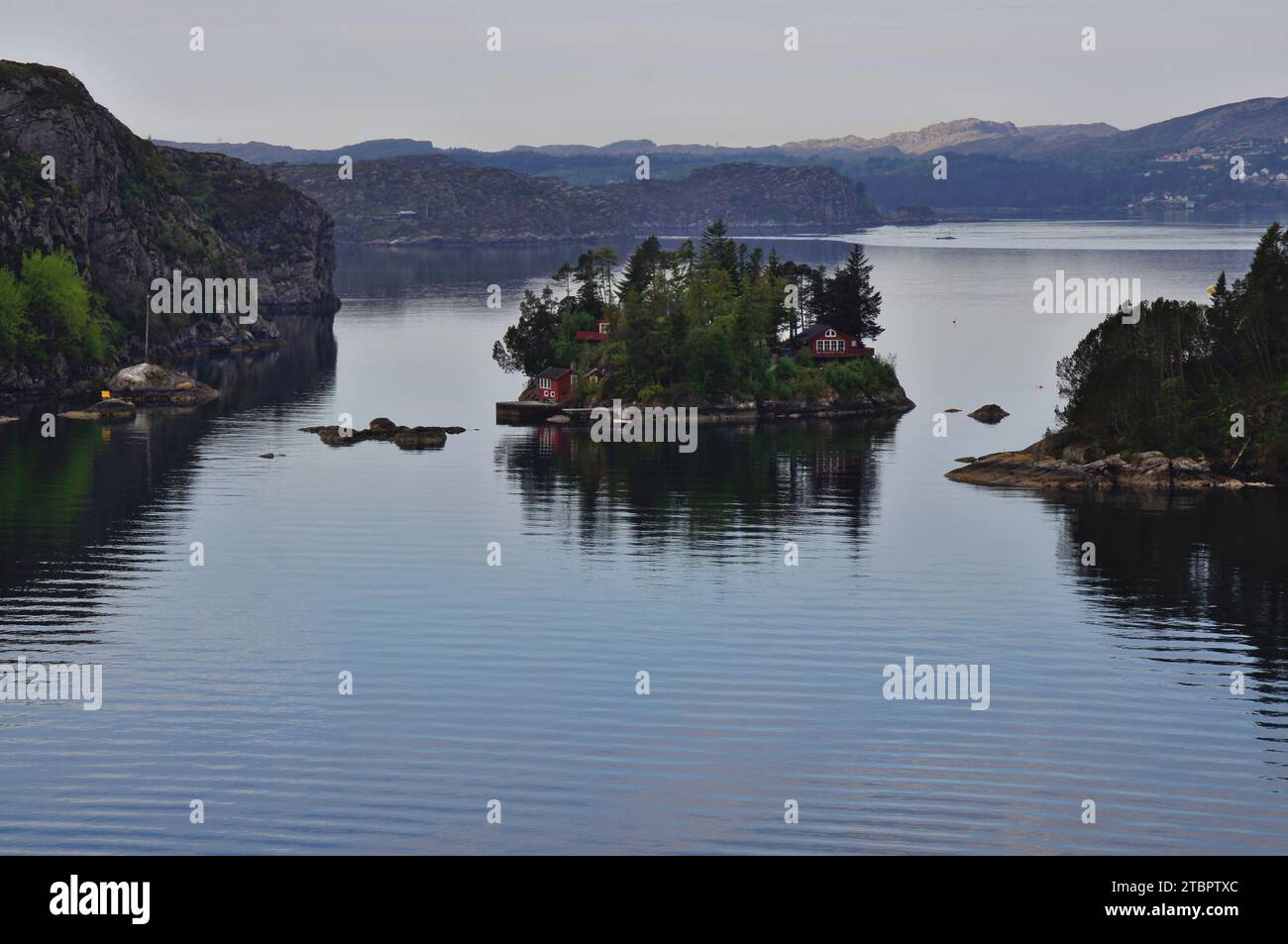 Hjeltefjorden che porta a Bergen, contea di Vestland, Norvegia Foto Stock